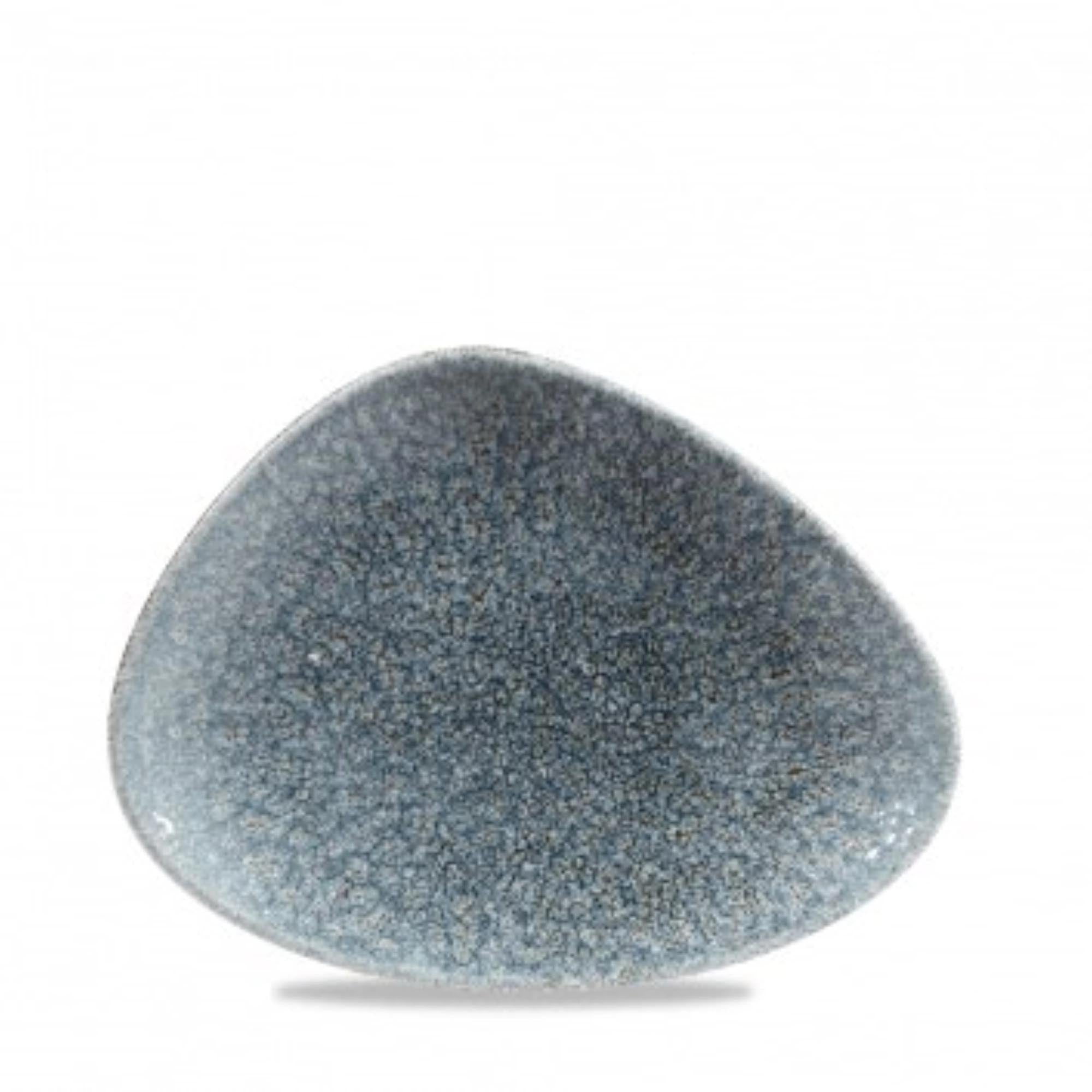 Die S.P. Raku Topaz Blue Triangel Platte von Churchill besticht durch ihr elegantes, dreieckiges Design und die schimmernde Raku-Glasur. Perfekt für Vorspeisen.