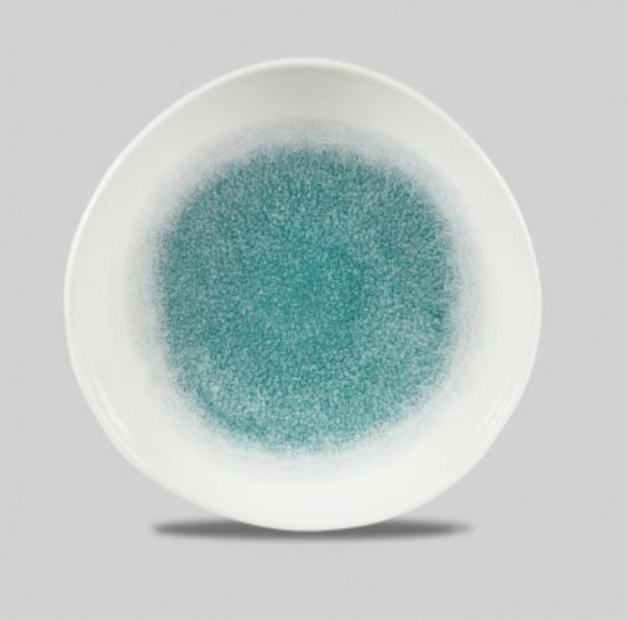 Entdecken Sie den S.P. Raku Jade Green Organic Coupe Teller von Churchill. Flach, 26.4cm, aus robustem Porzellan, ideal für Hauptgerichte und Desserts.