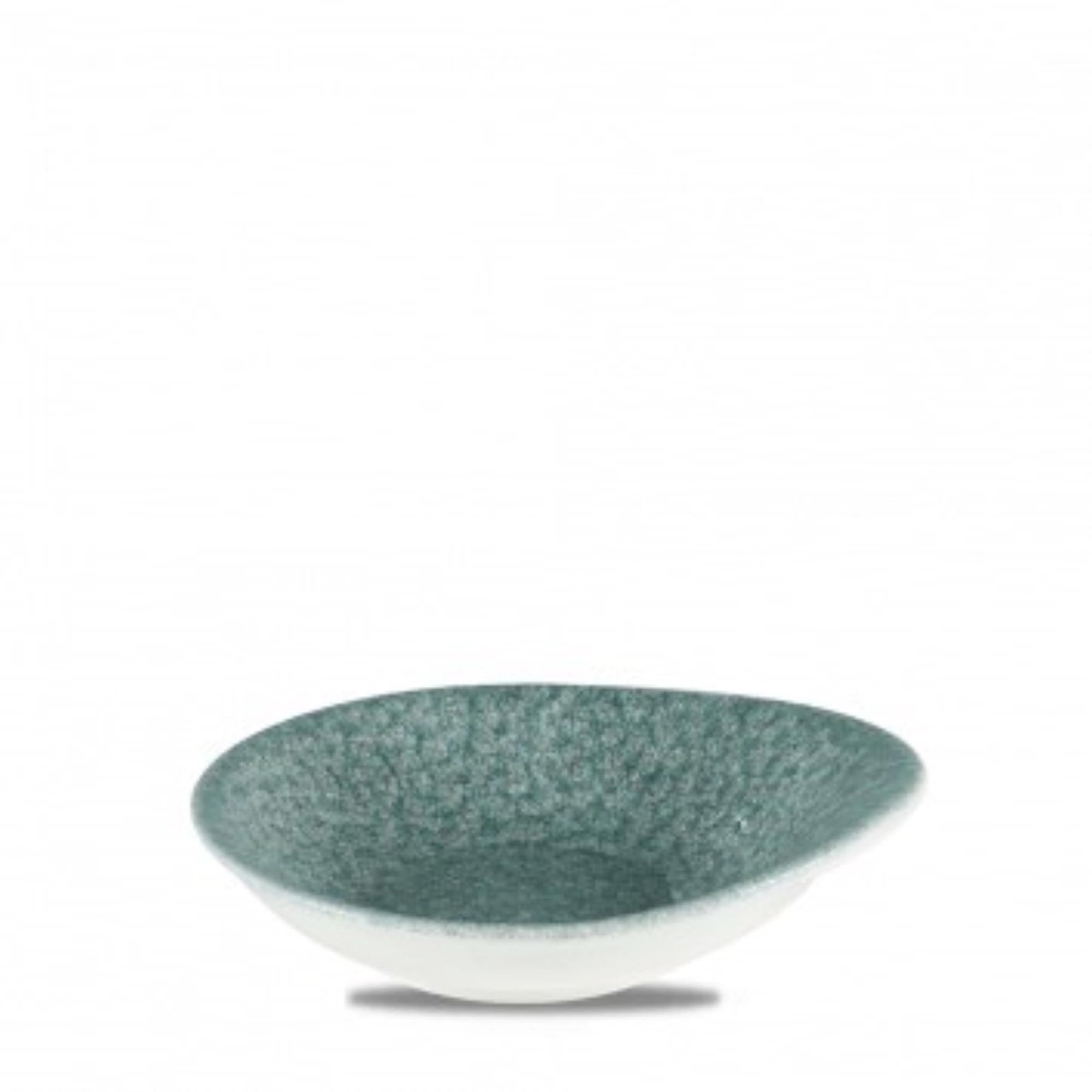 Die S.P. Raku Topaz Blue Schale von Churchill besticht durch ihre tiefblaue Raku-Glasur und organische Form. Ideal für Salate und Desserts.