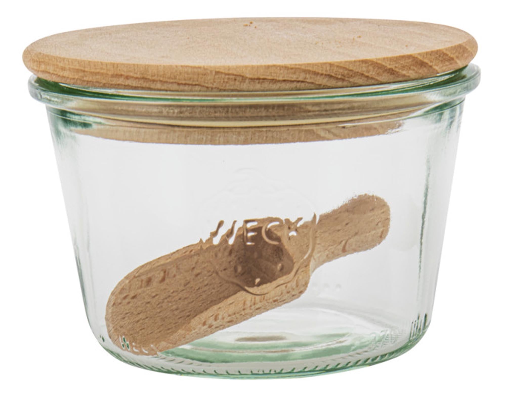 Entdecken Sie das WECK Einmachglas Sturzform (250 ml) mit Holzdeckel und Schaufel – ideal für Gewürze, Kräuter und kleine Lebensmittel. Hochwertig, spülmaschinenfest und stilvoll!