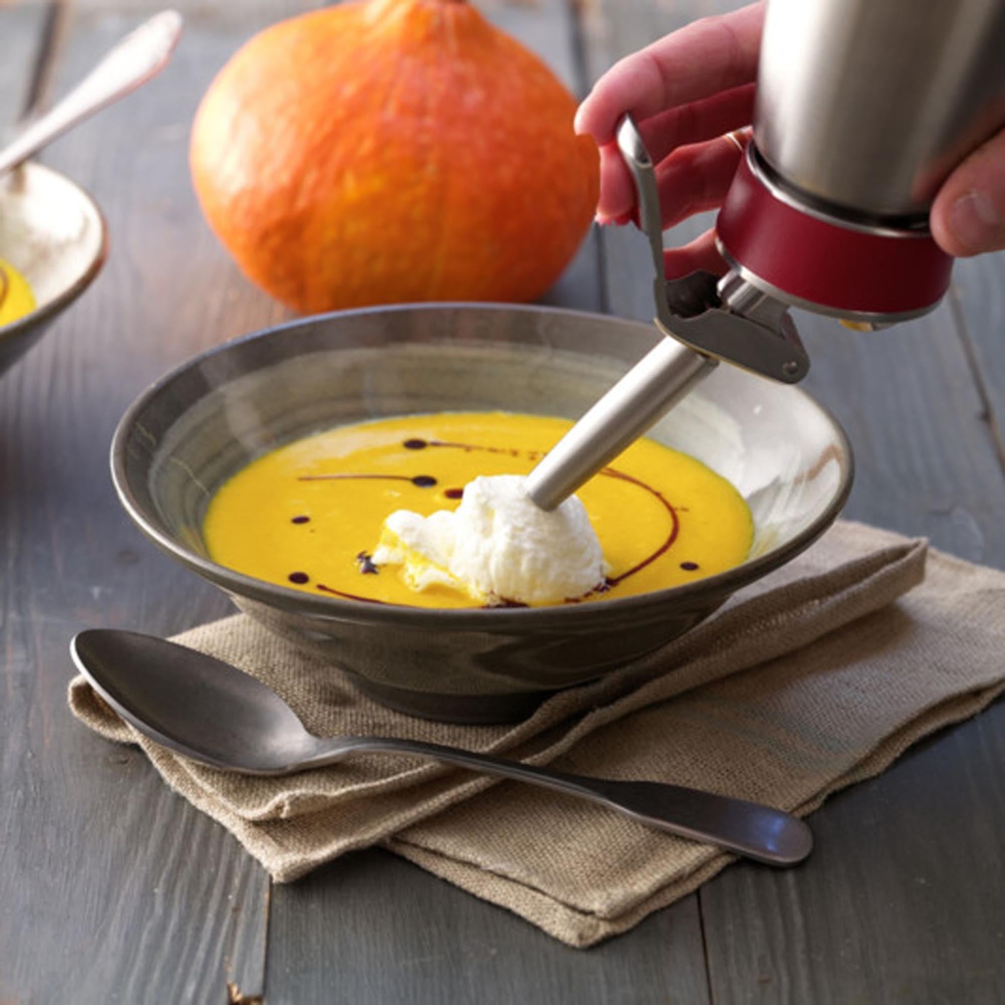 Der KISAG Rahmbläser Professional 1 l: Hochwertiger Edelstahl, ergonomisches Design, ideal für Gastronomie und vielseitige Küchenanwendungen.