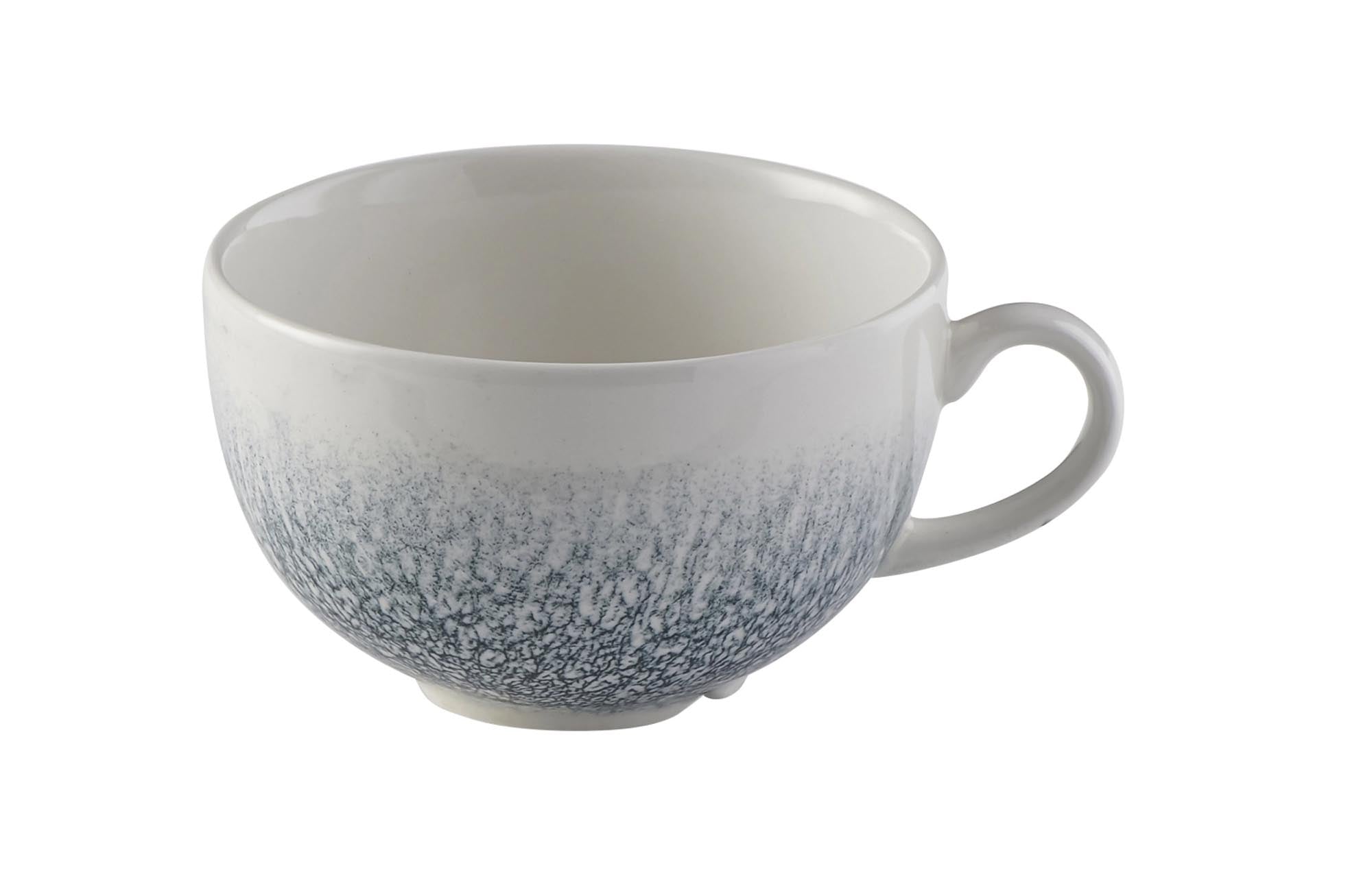 Entdecken Sie die elegante S.P. Raku Topaz Blue Tasse (34cl) aus hochwertigem Porzellan. Ideal für Kaffee, Tee und heiße Schokolade. Spülmaschinenfest!