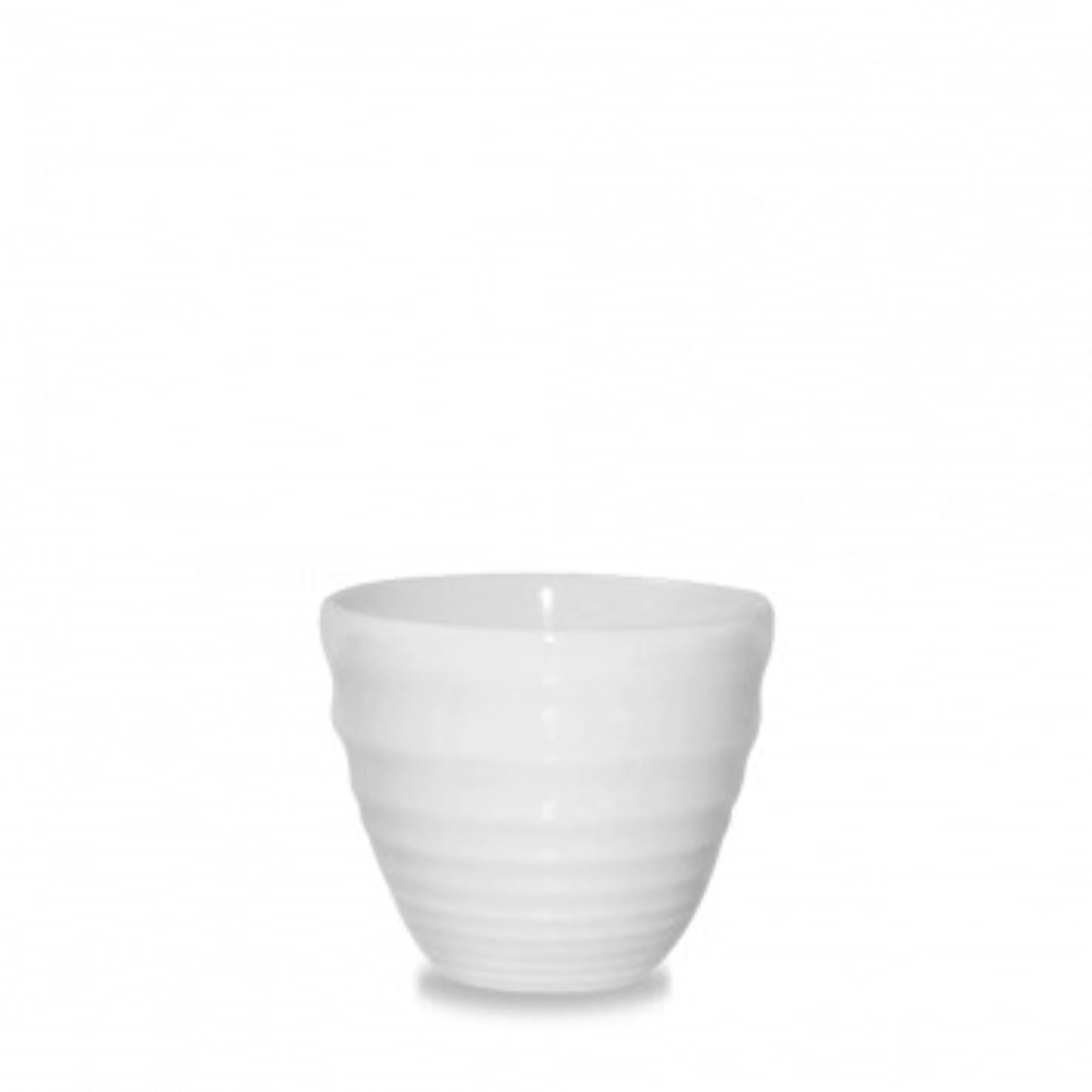 Stilvoller 28cl Becher von Churchill, robustes Glas, weisse Ripple-Oberfläche, sicherer Griff, spülmaschinenfest, ideal für Getränke.