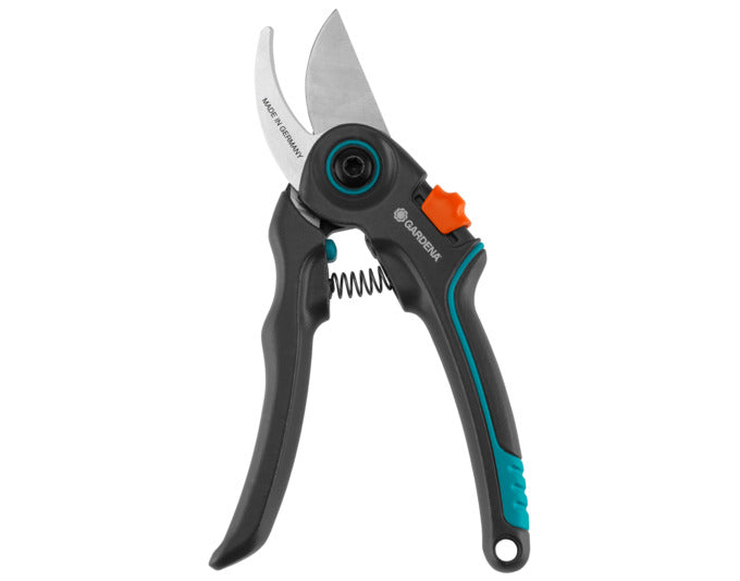 Eleganter 21.7cm Porzellan-Teller mit Kintsugi-Design, goldenen Akzenten, spülmaschinenfest, ideal für jeden Anlass.