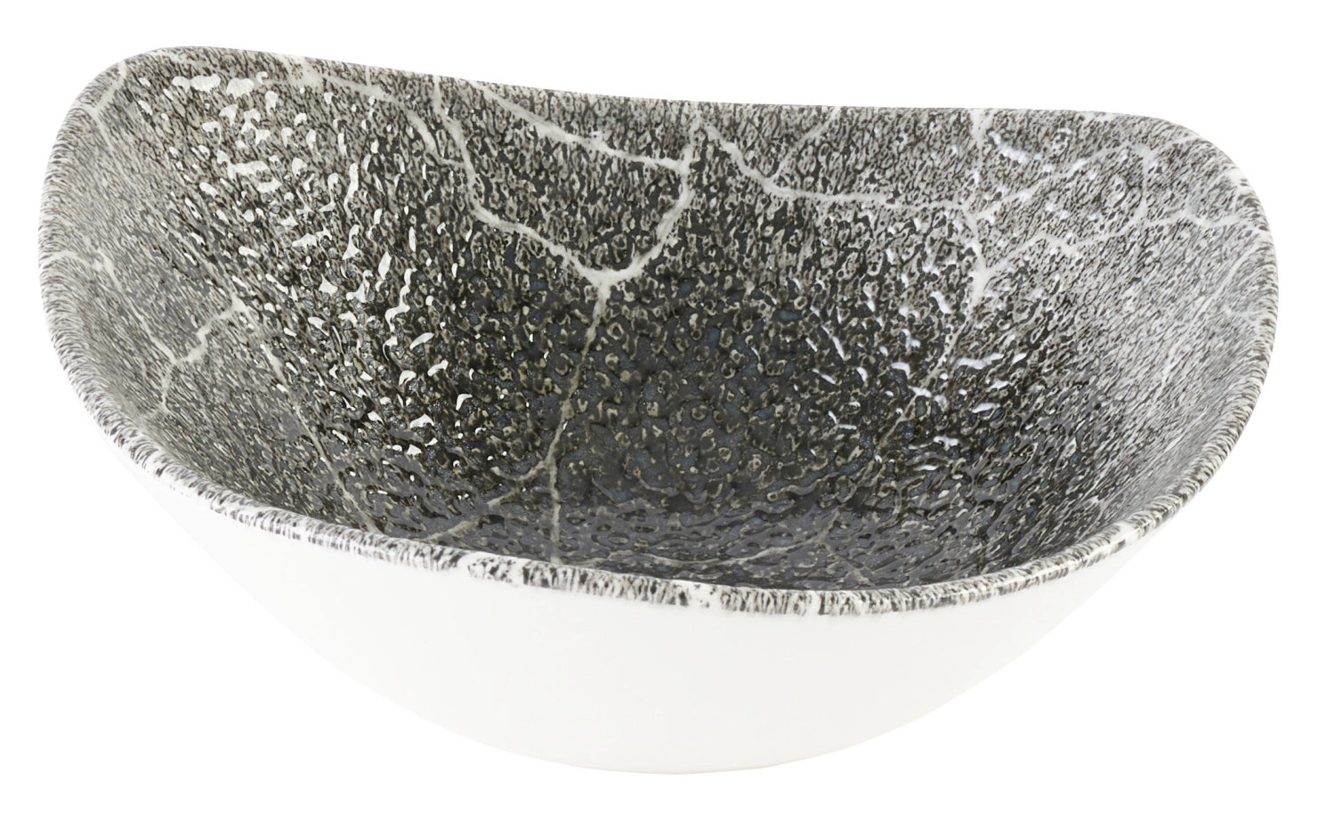 Erleben Sie die S.P. Kintsugi Reverse Quartz Black Triangel Schüssel (18,5 cm) von Churchill – ein stilvolles Highlight für jeden Tisch, ideal für vielfältige Speisen.