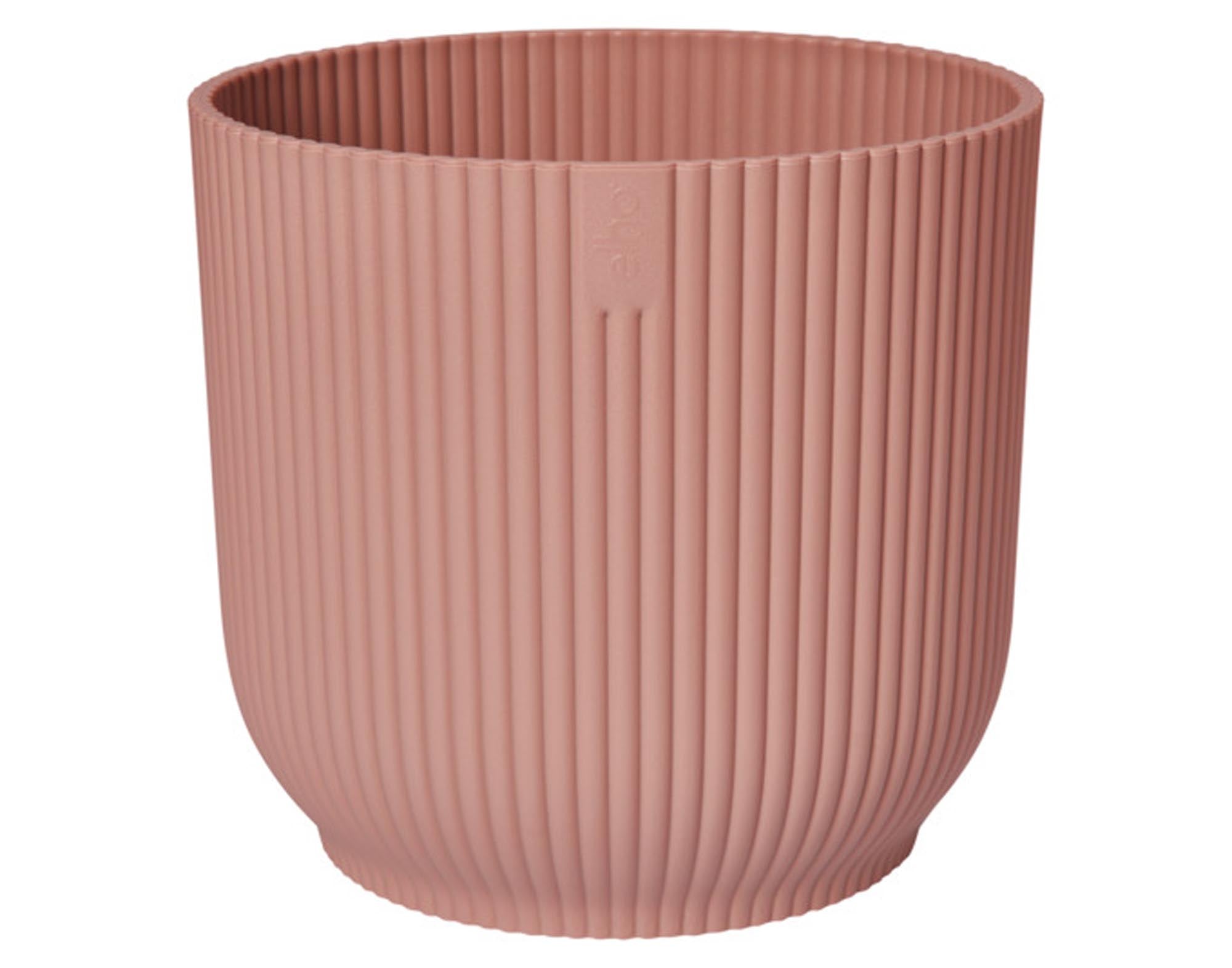 Entdecken Sie das ELHO Vibes fold Pflanzengefäß in zartem Rosa (ø 16 cm) – nachhaltig, modern und ideal für Ihre Pflanzen. Perfekte Drainage und frostbeständig!