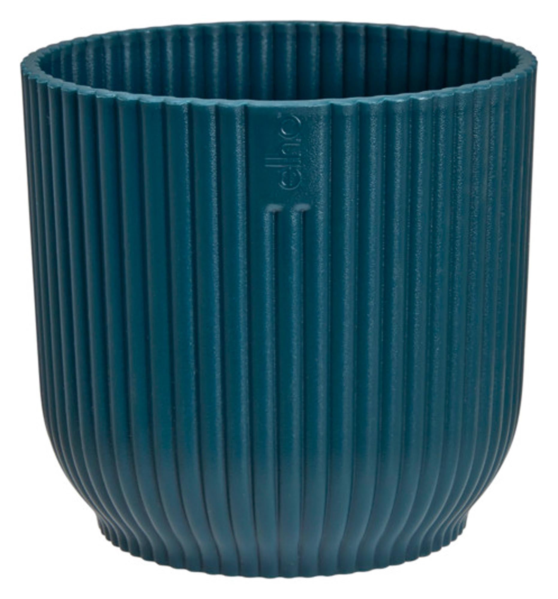 Entdecken Sie das ELHO Pflanzengefäß Vibes fold rund in deep blue (ø 7 cm) – nachhaltig, modern und ideal für kleine Pflanzen. Wetterfest und UV-beständig!