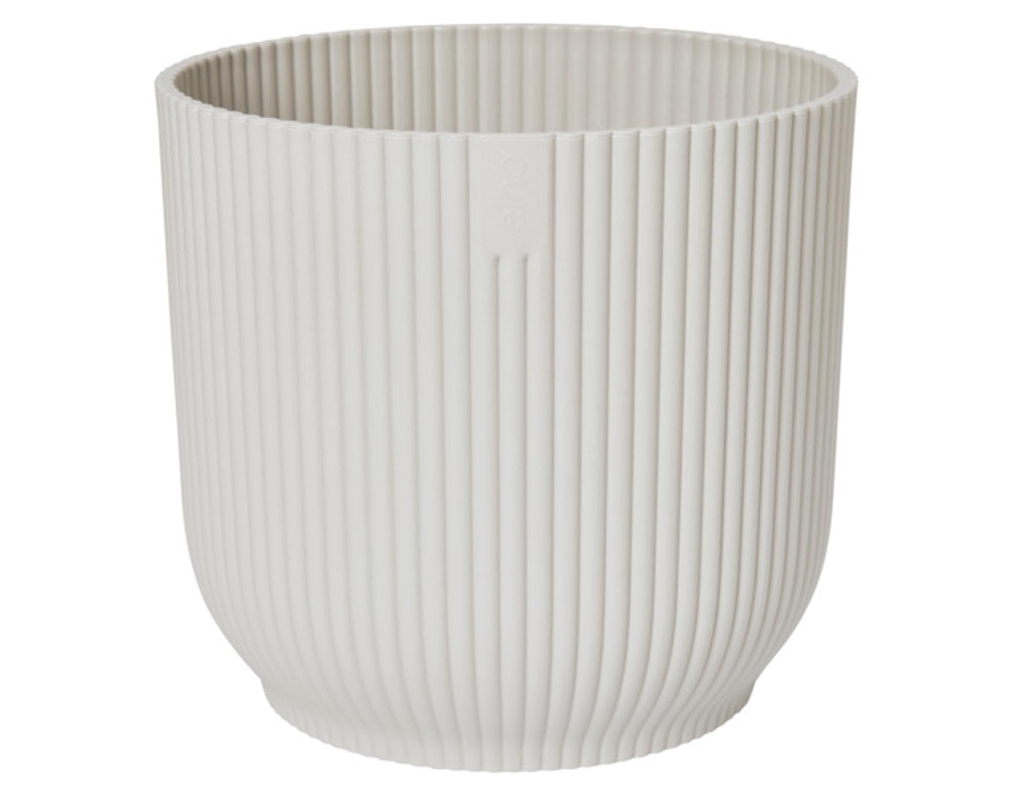 Entdecken Sie das ELHO Pflanzengefäss Vibes fold rund in seidenweiss (ø 18 cm) – stilvoll, nachhaltig und ideal für gesunde Pflanzen. Wetterfest und UV-beständig!