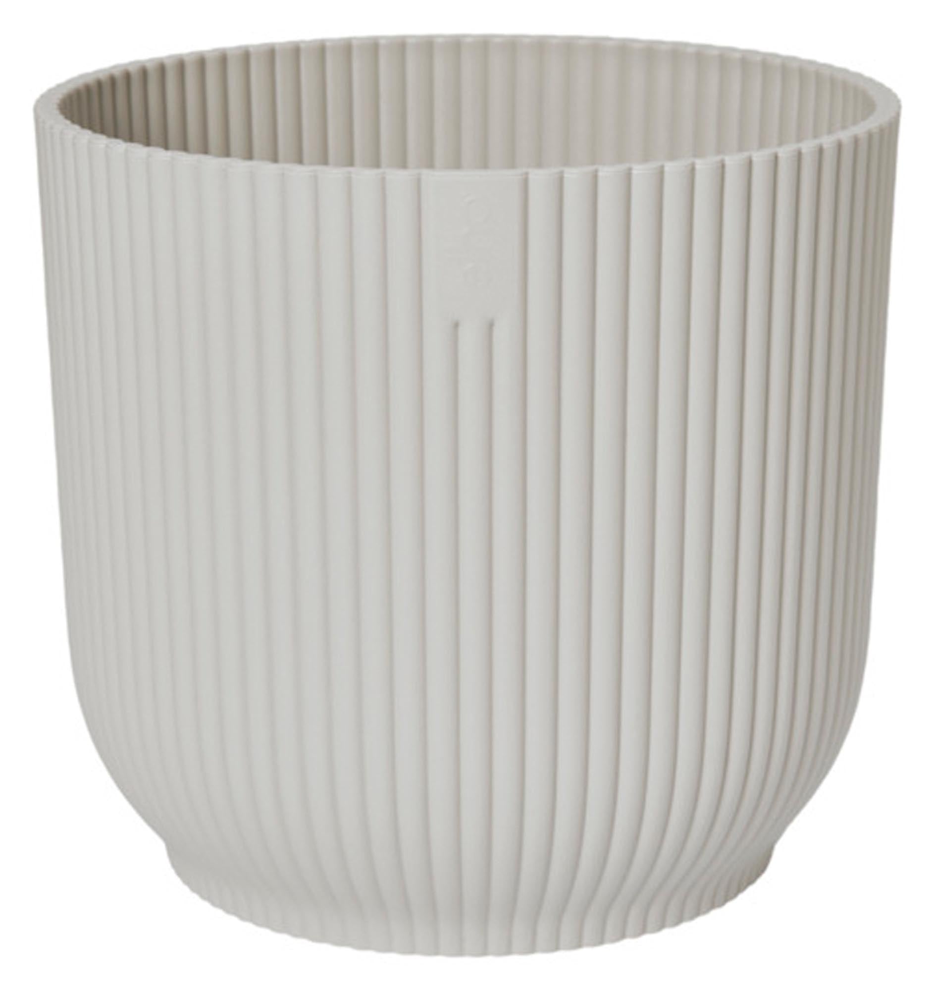 Entdecken Sie das ELHO Pflanzengefäß Vibes fold rund in seidenweiß (ø 30 cm) – umweltfreundlich, langlebig und ideal für Ihre Pflanzen. Perfekt für drinnen und draußen!