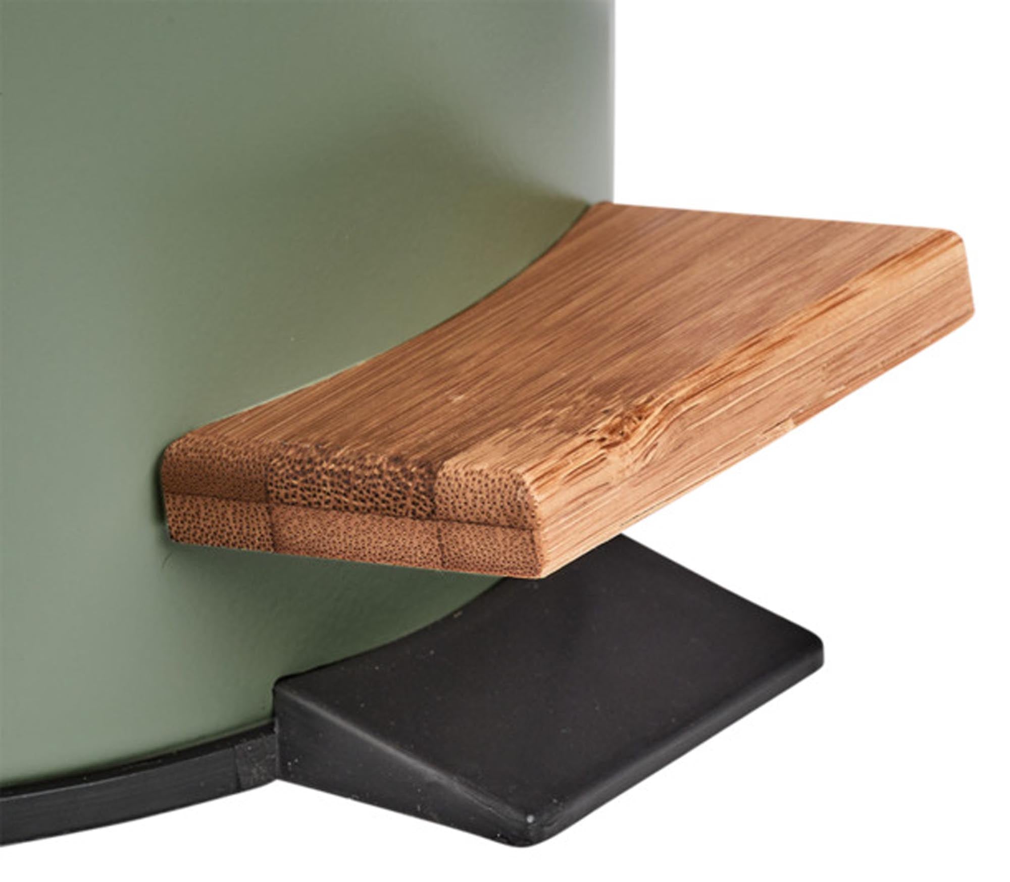Entdecken Sie den ZELLER Treteimer Bamboo Metall in salbeigrün – stilvoll, funktional und ideal für kleine Räume. Mit 3 l Fassungsvermögen und praktischem Fußtrittmechanismus.