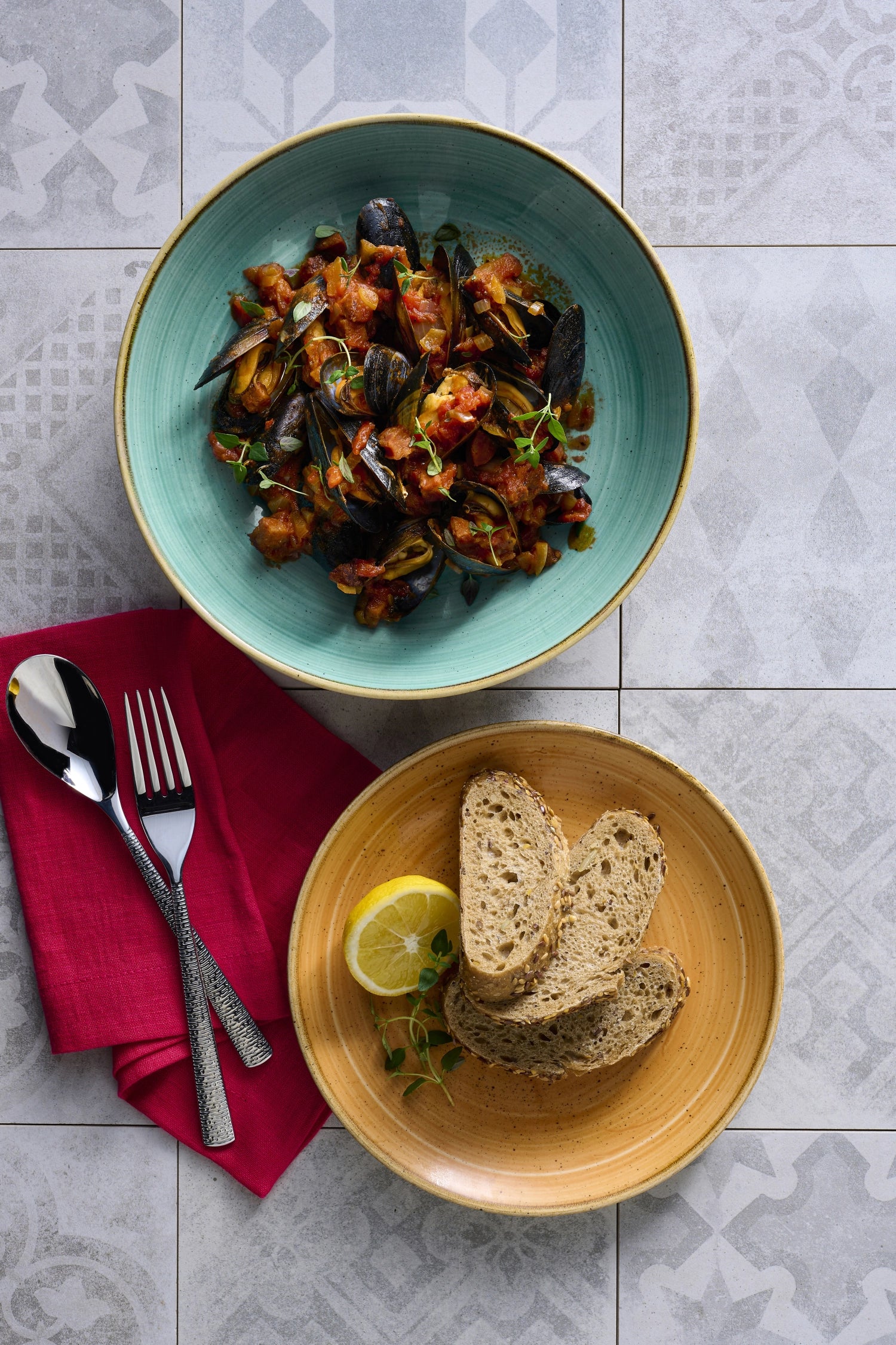 Erleben Sie den einzigartigen Stonecast Mint Coupe Teller von Churchill. Mit seiner robusten Porzellanqualität und der stilvollen mintgrünen Oberfläche ist er perfekt für kreative Tischarrangements.