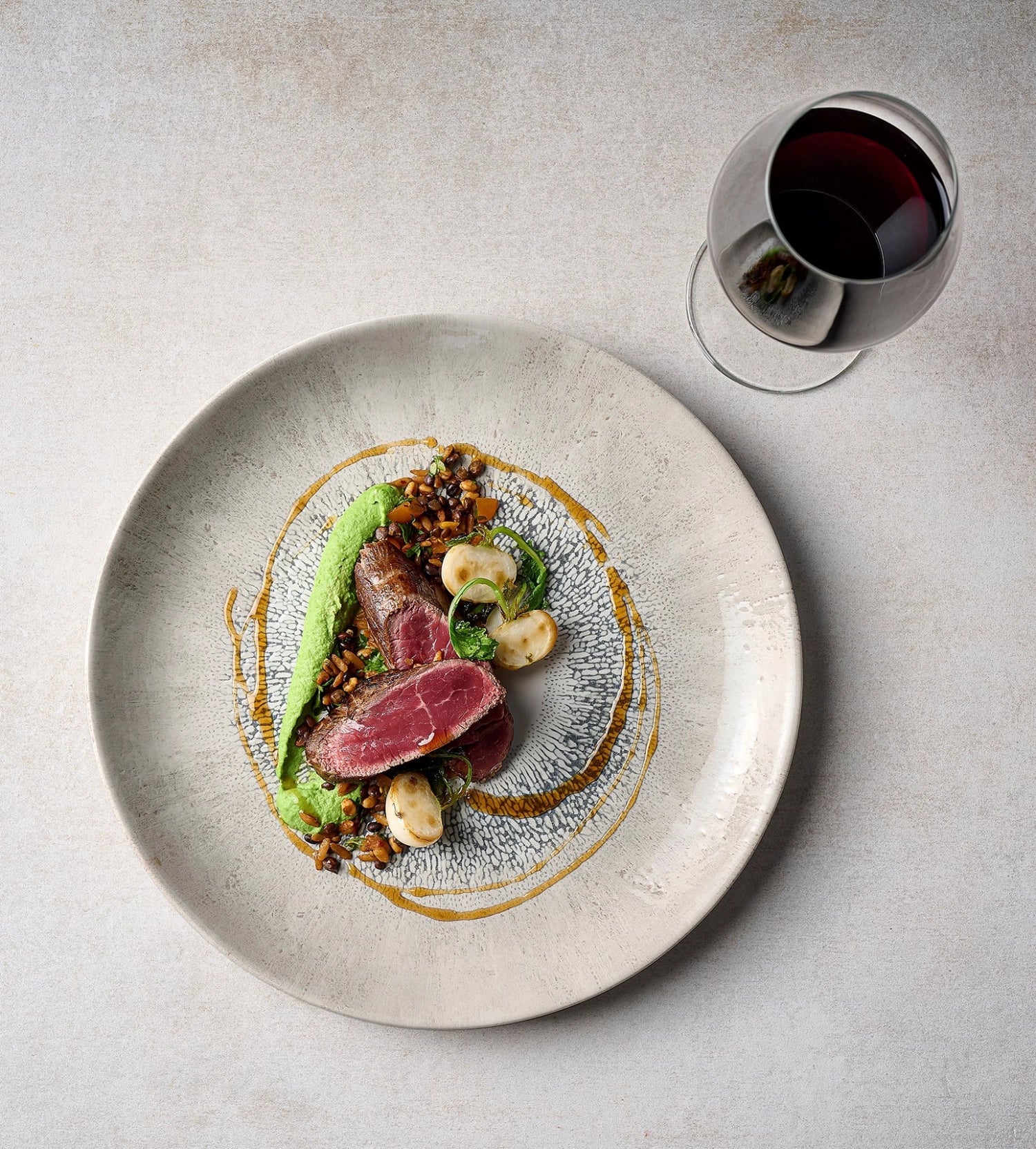 Erleben Sie den stilvollen Fusion Agate Grey Coupe Teller (21.7 cm) von Churchill. Perfekt für kreative Anrichtevariationen und jeden Anlass.