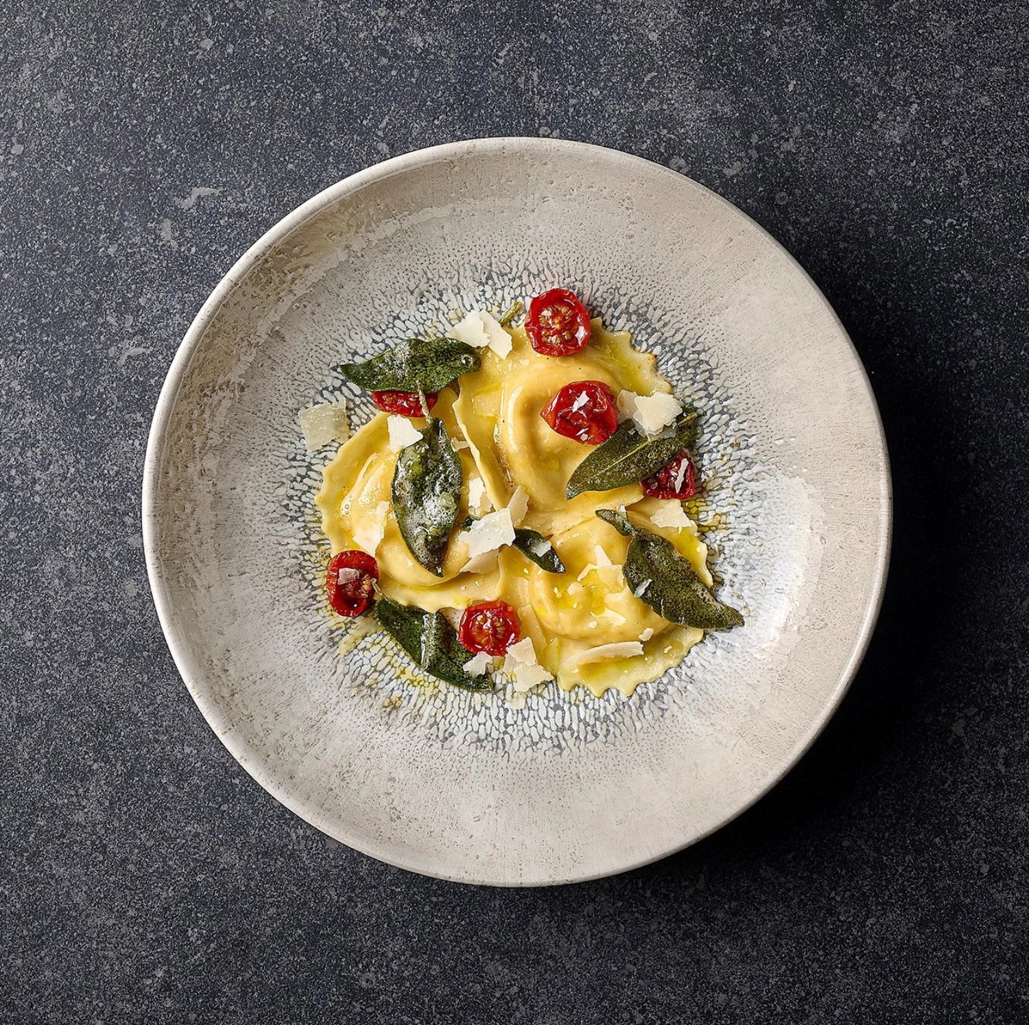 Erleben Sie den eleganten Fusion Agate Grey Coupe Teller tief 24.8cm von Churchill. Ideal für Suppen, Pasta und Salate – stilvoll und langlebig.