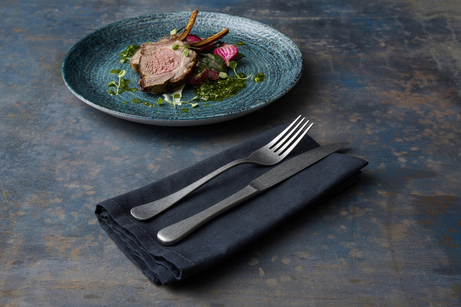 Erleben Sie den stilvollen Homespun Chroma Marine Coupe Teller (28.8 cm) von Churchill. Perfekt für jede Speise, langlebig und pflegeleicht.