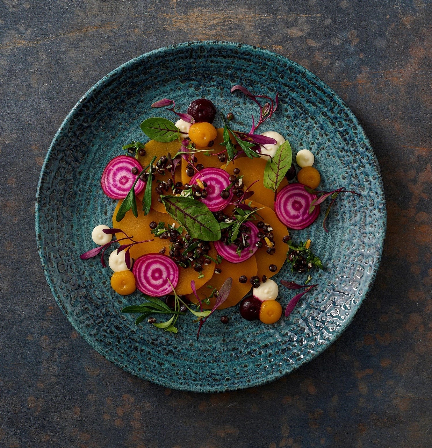 Entdecken Sie den eleganten Homespun Chroma Marine Coupe Teller (21.7 cm) von Churchill. Ideal für Vorspeisen und Desserts, langlebig und spülmaschinenfest.