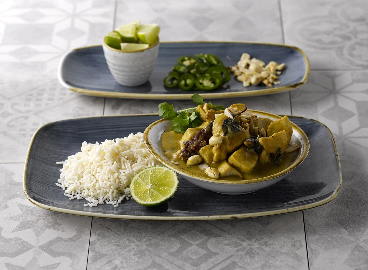 Die Stonecast Chefs Walled Oblong Platte in Blueberry von Churchill vereint Funktionalität und elegantes Design. Ideal für kreative Speisenpräsentationen.