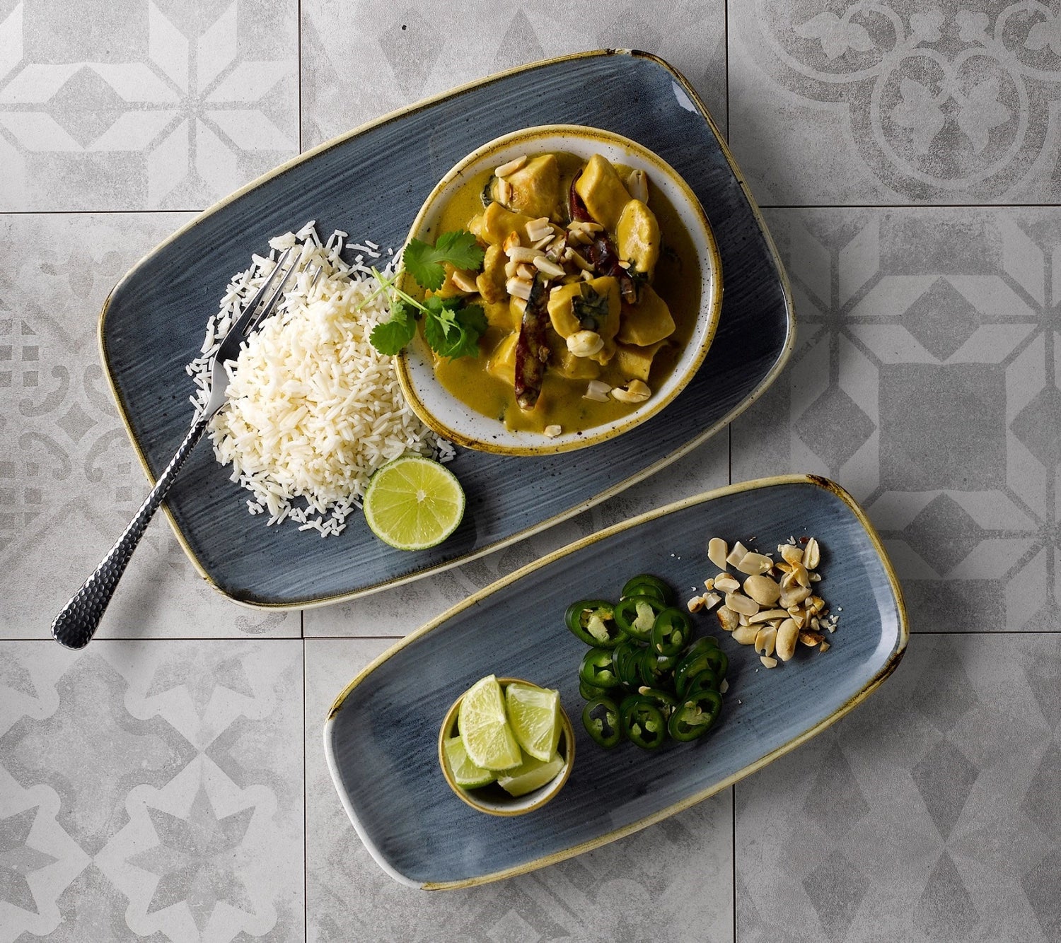 Die Stonecast Chefs Walled Oblong Platte in Blueberry von Churchill ist perfekt für stilvolle Tischdekoration und kreative Anrichte. Vielseitig und langlebig.