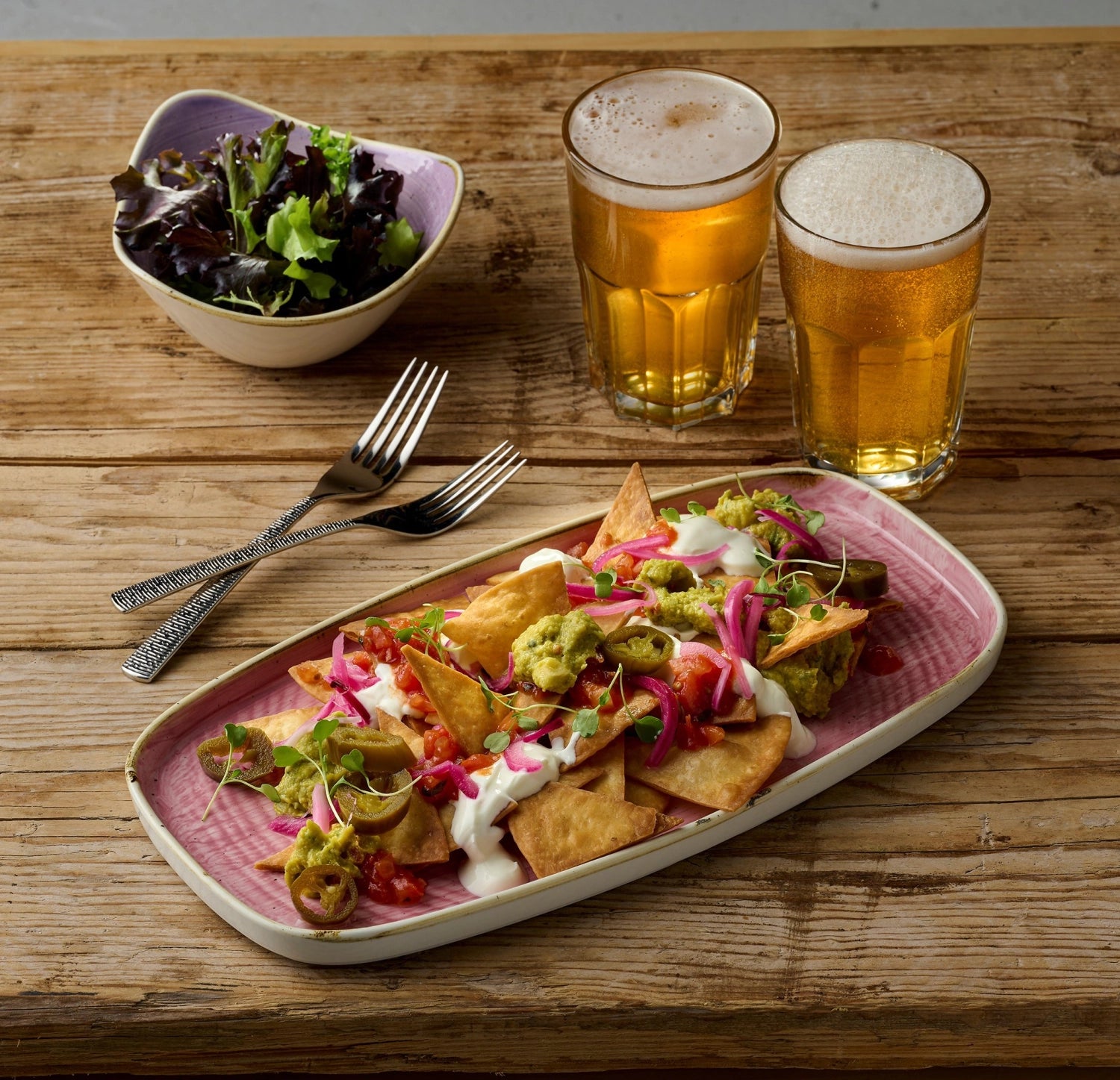 Die Stonecast Chefs Walled Oblong Platte in Petal Pink (30x15,4 cm) von Churchill vereint Stil und Funktionalität – ideal für kreative Anrichteideen.