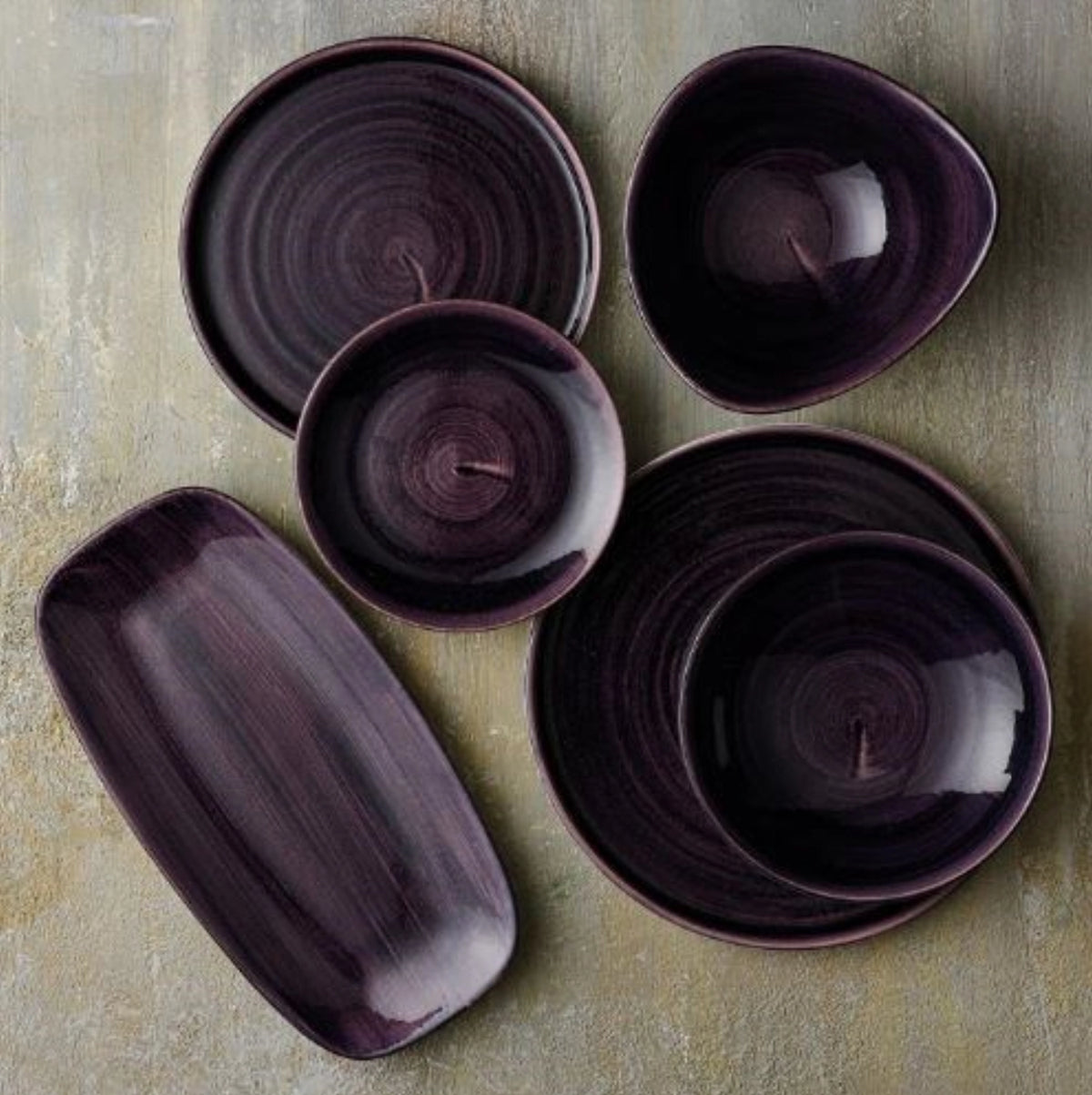 Stonecast Patina Deep Purple Triangel Teller flach 26.5cm in Rot präsentiert im Onlineshop von KAQTU Design AG. Teller ist von Churchill