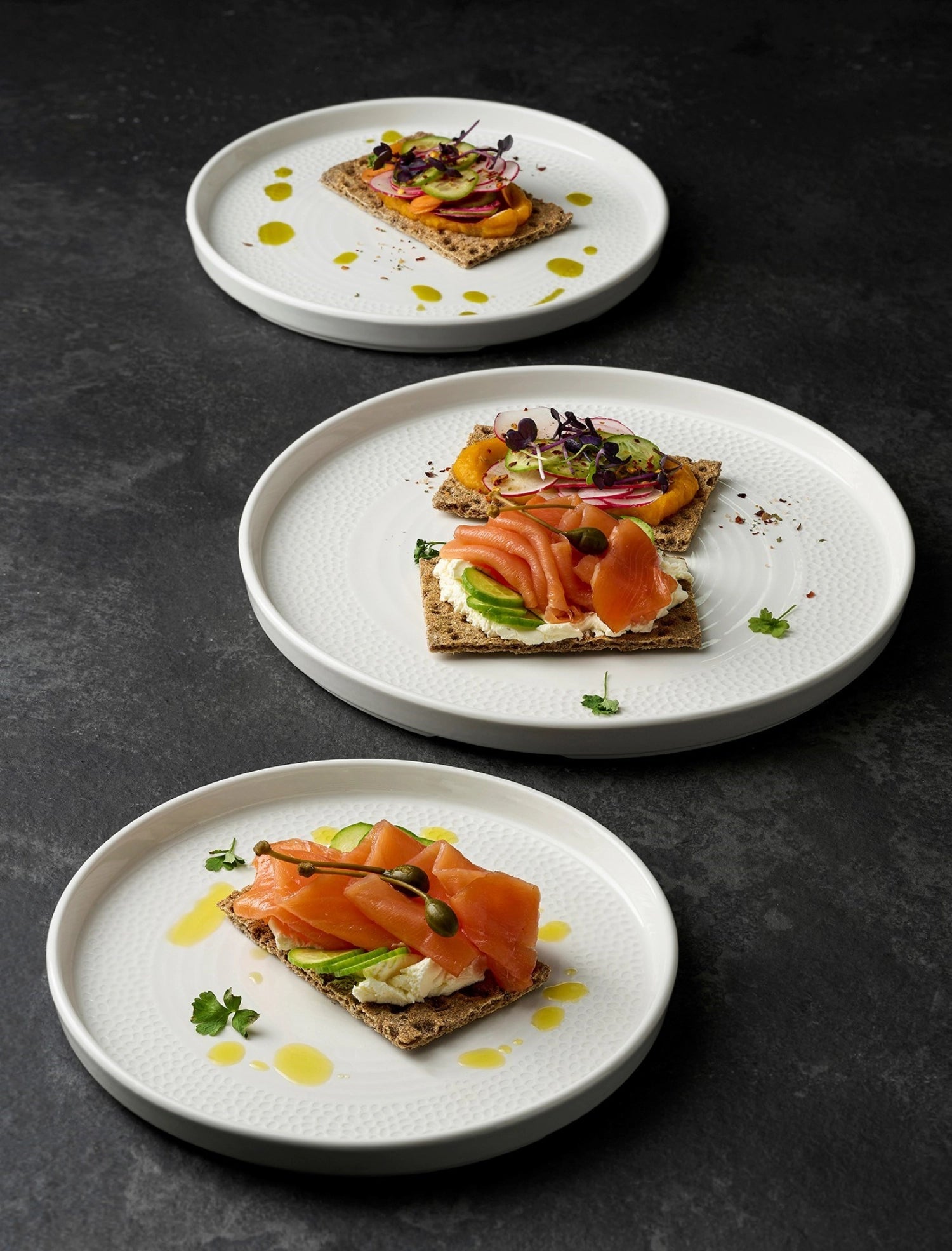 Entdecken Sie den eleganten Isla Chefs Walled Teller (21 cm) von Churchill in Weiss – ideal für stilvolle Gerichte in der Gastronomie.