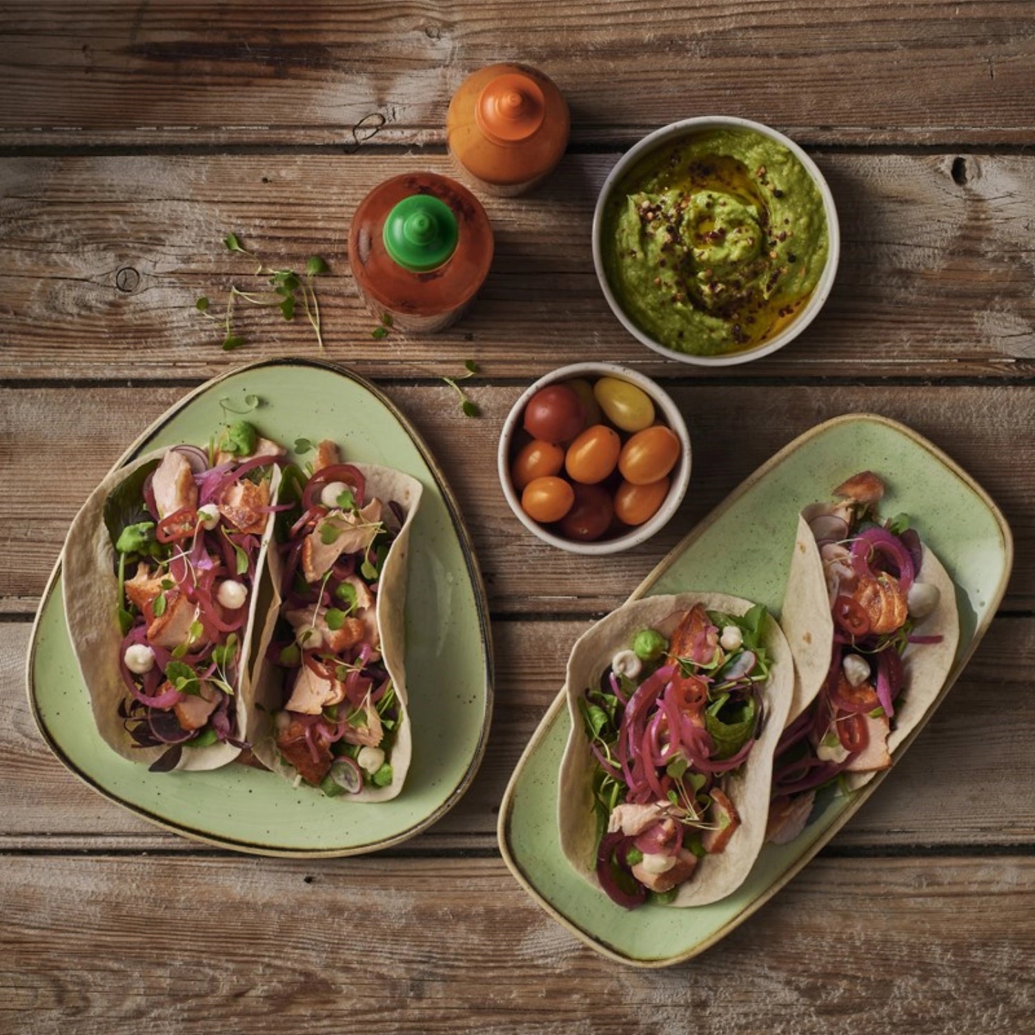 Die Stonecast Sage Green Chefs Oblong Platte von Churchill vereint Eleganz und Funktionalität. Ideal für kreative Anrichtearten und vielseitig einsetzbar.