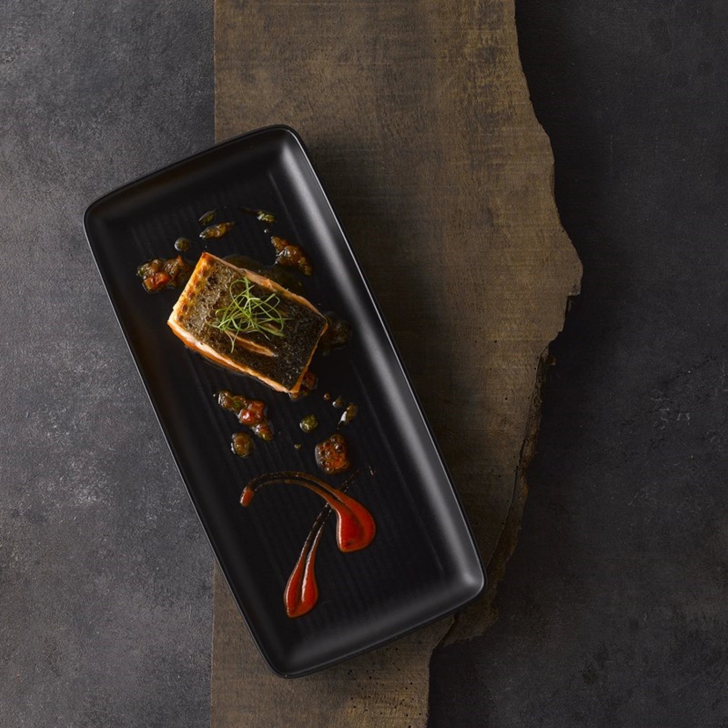 Das Evo Jet Tablett von Churchill (27.2x12.5cm) vereint elegantes Design mit Funktionalität – perfekt für stilvolle Präsentationen in der Gastronomie.