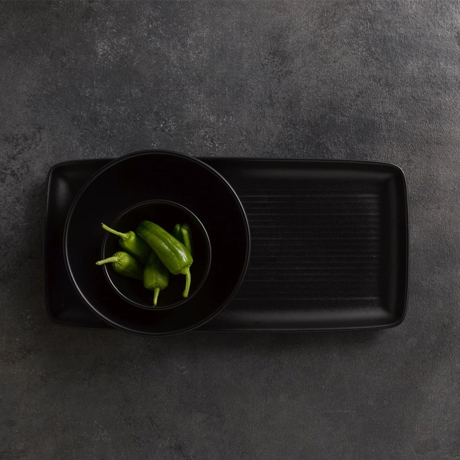 Das Evo Jet Tablett (27.2x12.5cm) von Churchill bietet eine harmonische Kombination aus Ästhetik und Langlebigkeit – ideal für jede Tischdekoration.