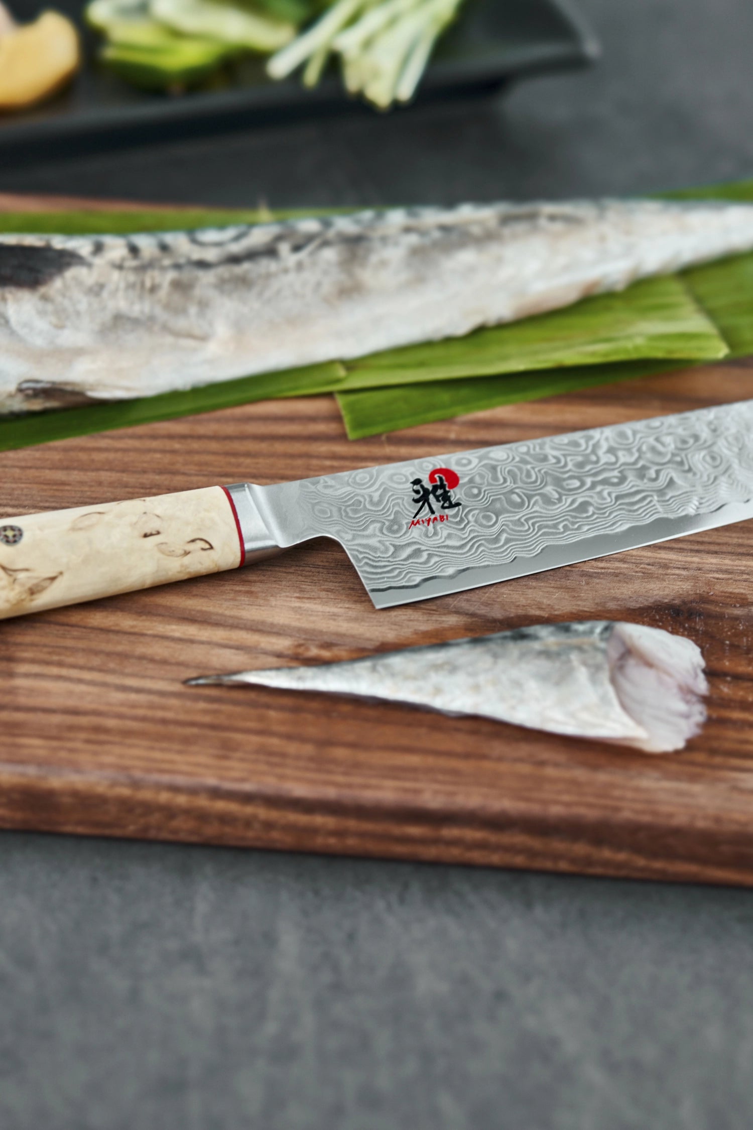 Entdecken Sie das MIYABI 5000MCD GYUTOH 200mm: Eine meisterhafte Klinge aus MC66-Stahl für perfekte Schnitte und elegantes Kochen.