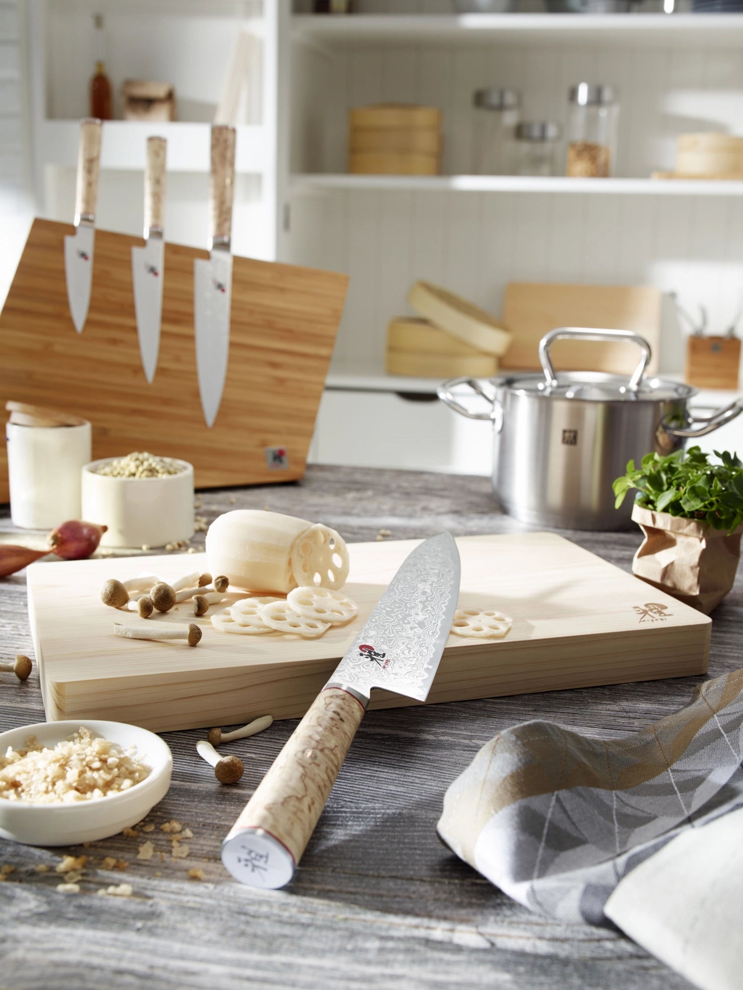 Entdecken Sie den MIYABI 5000MCD GYUTOH 200mm: Eine exquisite Klinge aus MC66-Stahl für präzise Schnitte und elegantes Kochen.