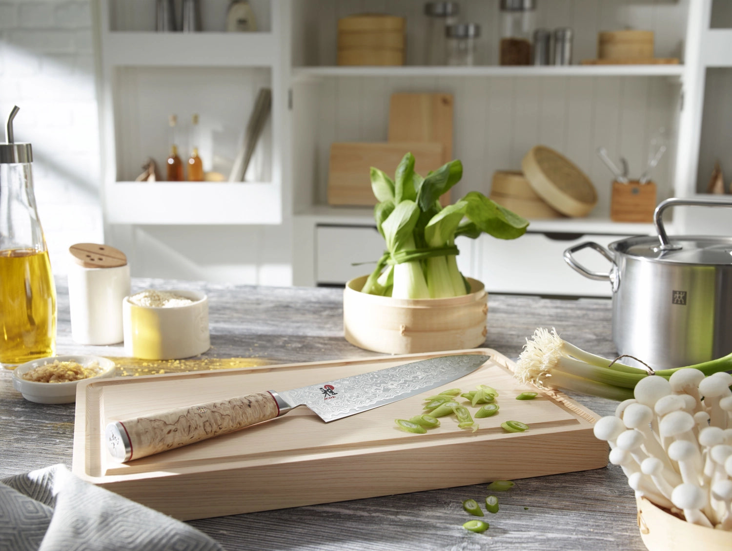 MIYABI 5000MCD Santoku-Messer, 180mm, mit Damaststahl-Klinge und ergonomischem Griff, ideal für präzises Schneiden in der Küche.