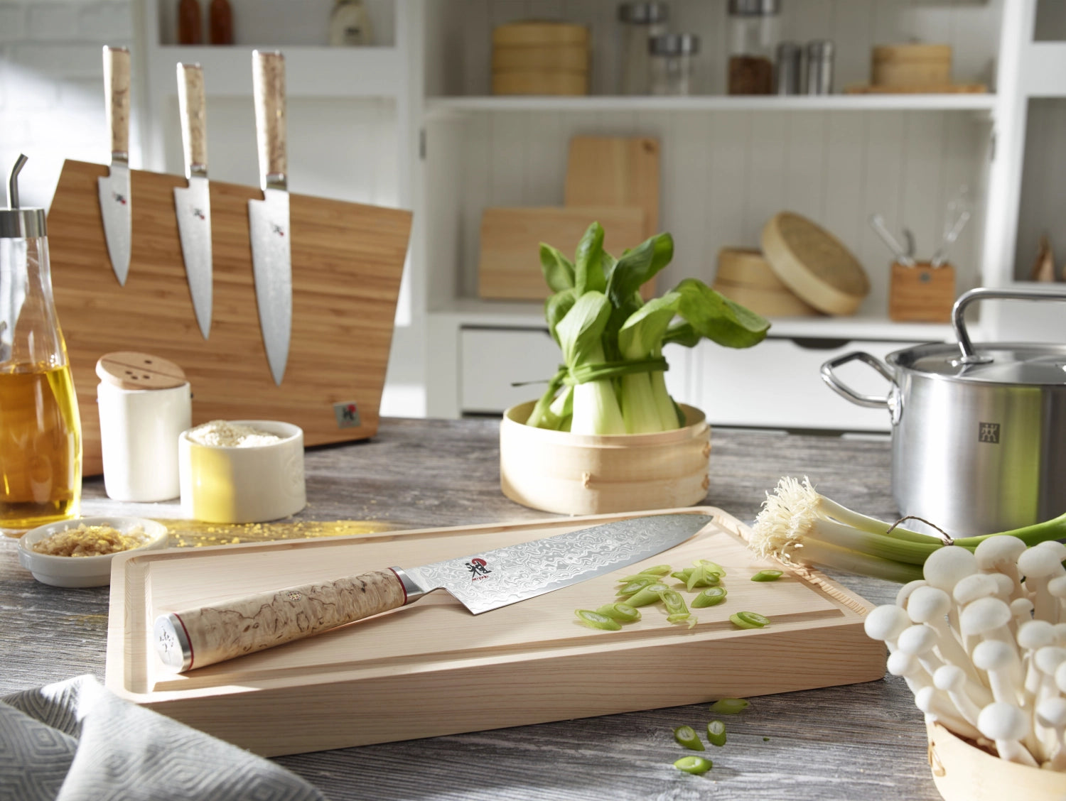 Erleben Sie das MIYABI 5000MCD SANTOKU 180mm – ein elegantes Küchenmesser aus hochwertigem MC66-Stahl, perfekt für präzise Schneidetechniken.