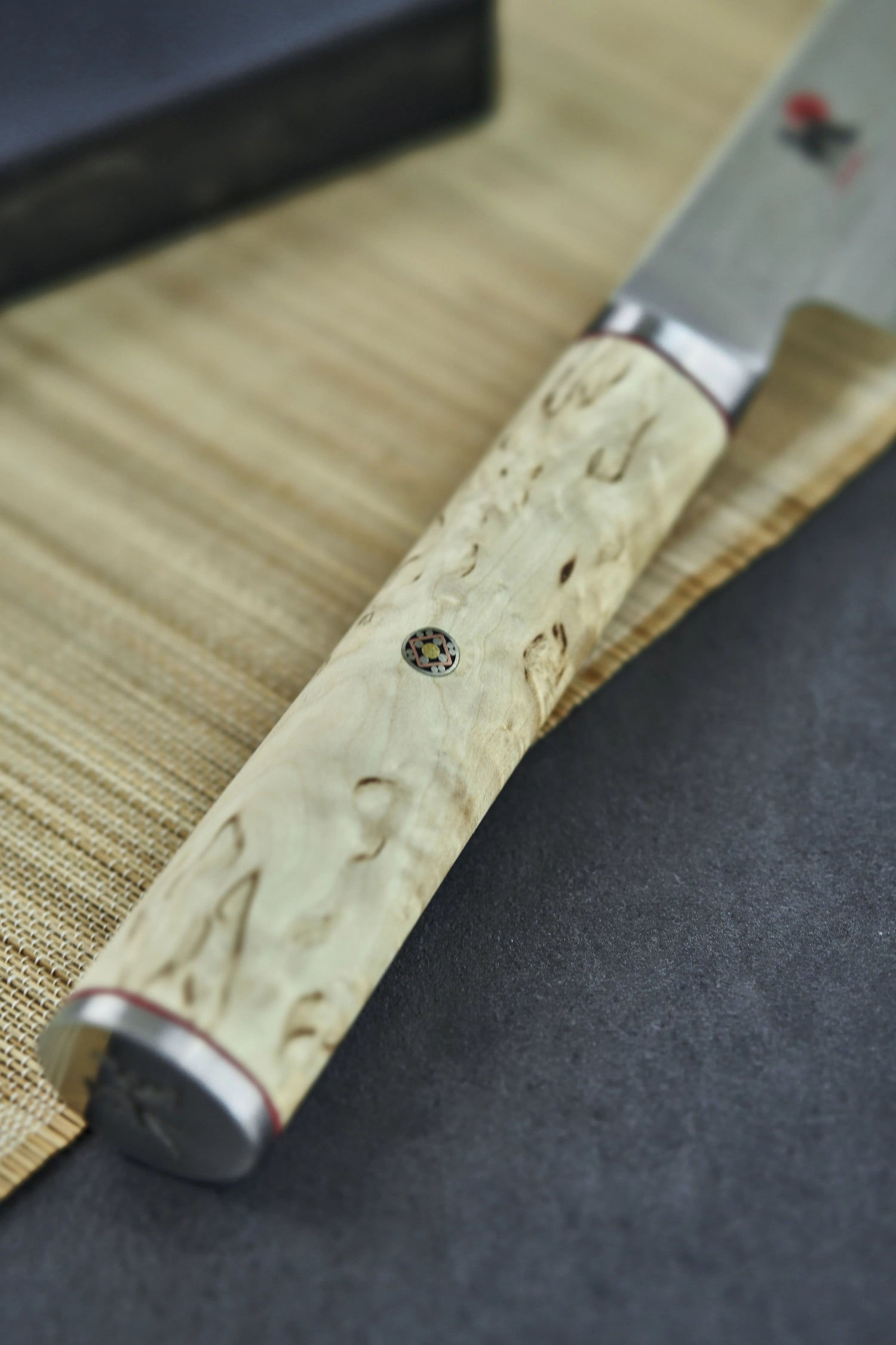 Erleben Sie das MIYABI 5000MCD Brotmesser (230 mm) – ein Meisterwerk aus feinstem Kohlenstoffstahl, das mit seinem stilvollen Griff und der scharfen Klinge mühelos durch Brot gleitet.