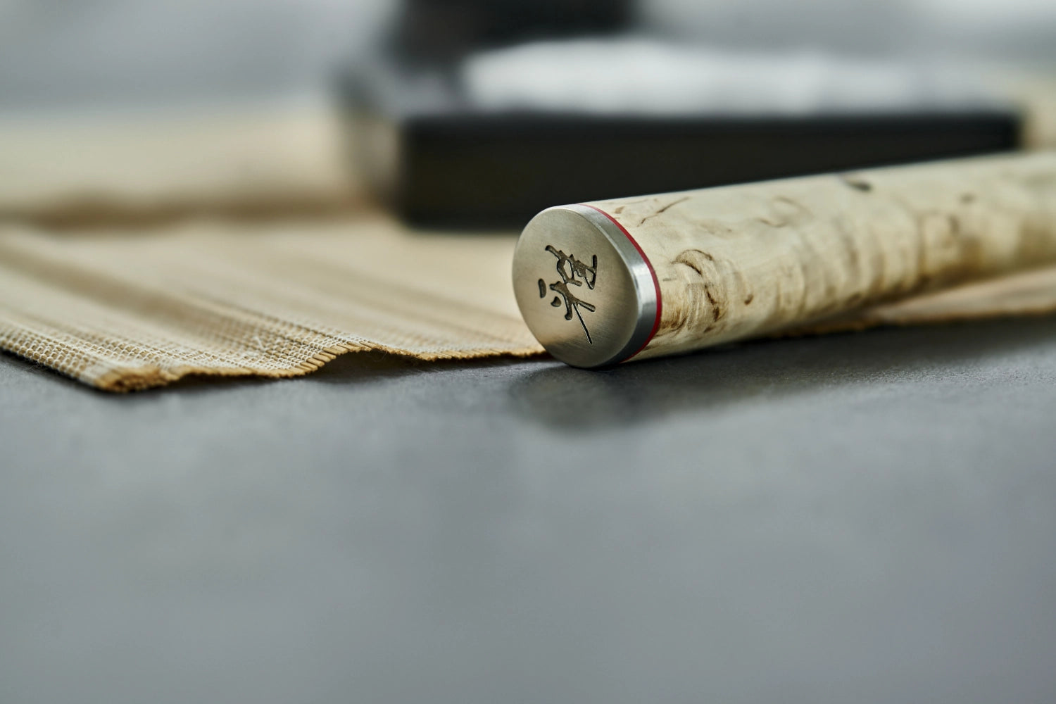 Erleben Sie das MIYABI 5000MCD Brotmesser (230 mm) – ein präzises Schneidewerkzeug aus erstklassigem Stahl, ideal für perfekte Brotscheiben.