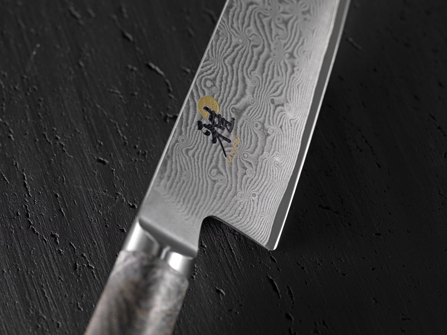 Elegantes MIYABI 5000MCD 67 BLACK Gyutoh-Messer mit 240 mm Klinge und edlem Ahorngriff, perfekt für präzises Schneiden in der Küche.