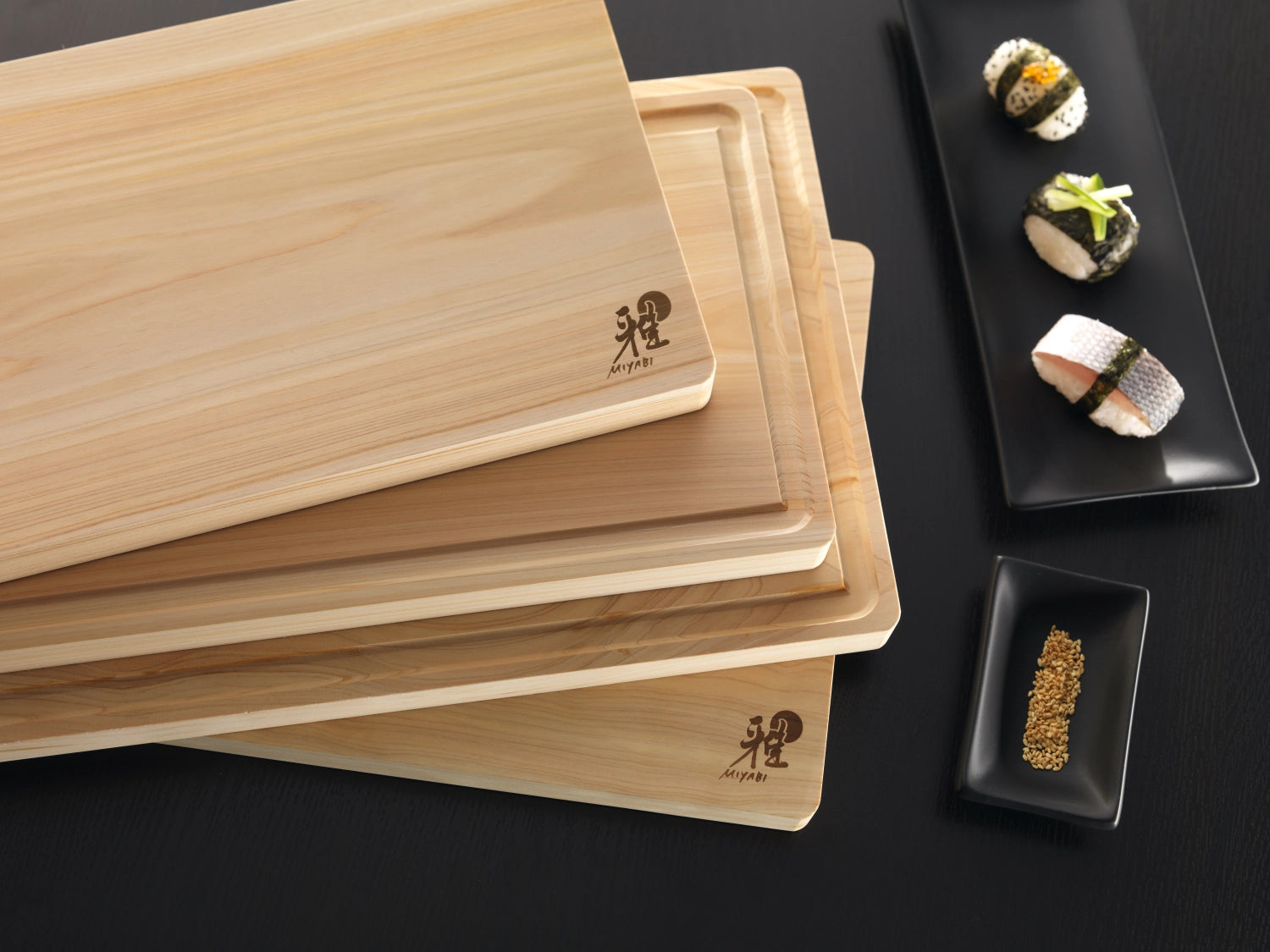 Miyabi Schneidebrett aus hochwertigem Hinoki-Holz, mittelgroß (350x200x30mm), ideal für präzises Schneiden und stilvolle Präsentation in der Küche.