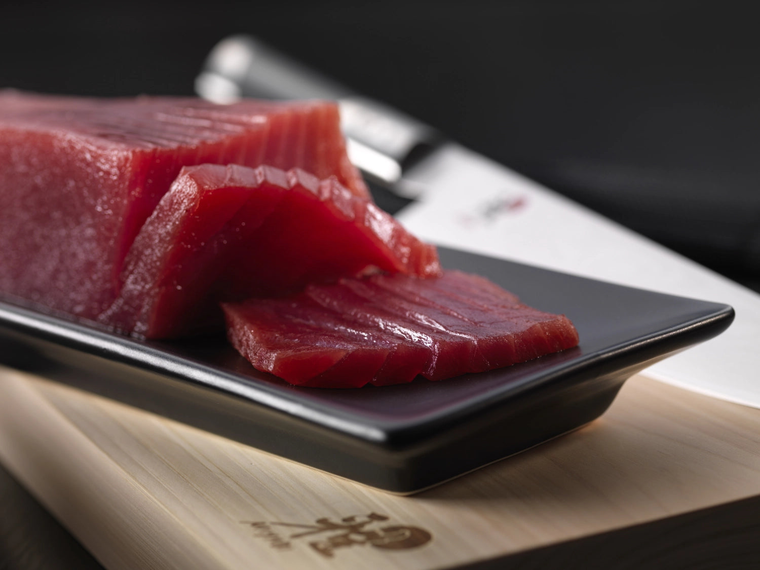 Entdecken Sie das hochwertige Miyabi Hinoki Schneidebrett (350x200x30mm) – perfekt für präzises Arbeiten und eine elegante Küchenausstattung.