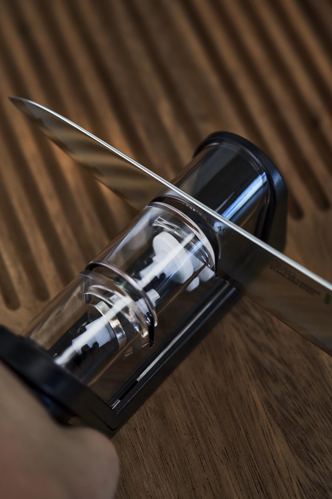 Miyabi Messerschärfer: Optimale Schärfe für Ihre Messer dank innovativer Diamant- und Keramikrollen. Ideal für präzise Ergebnisse.