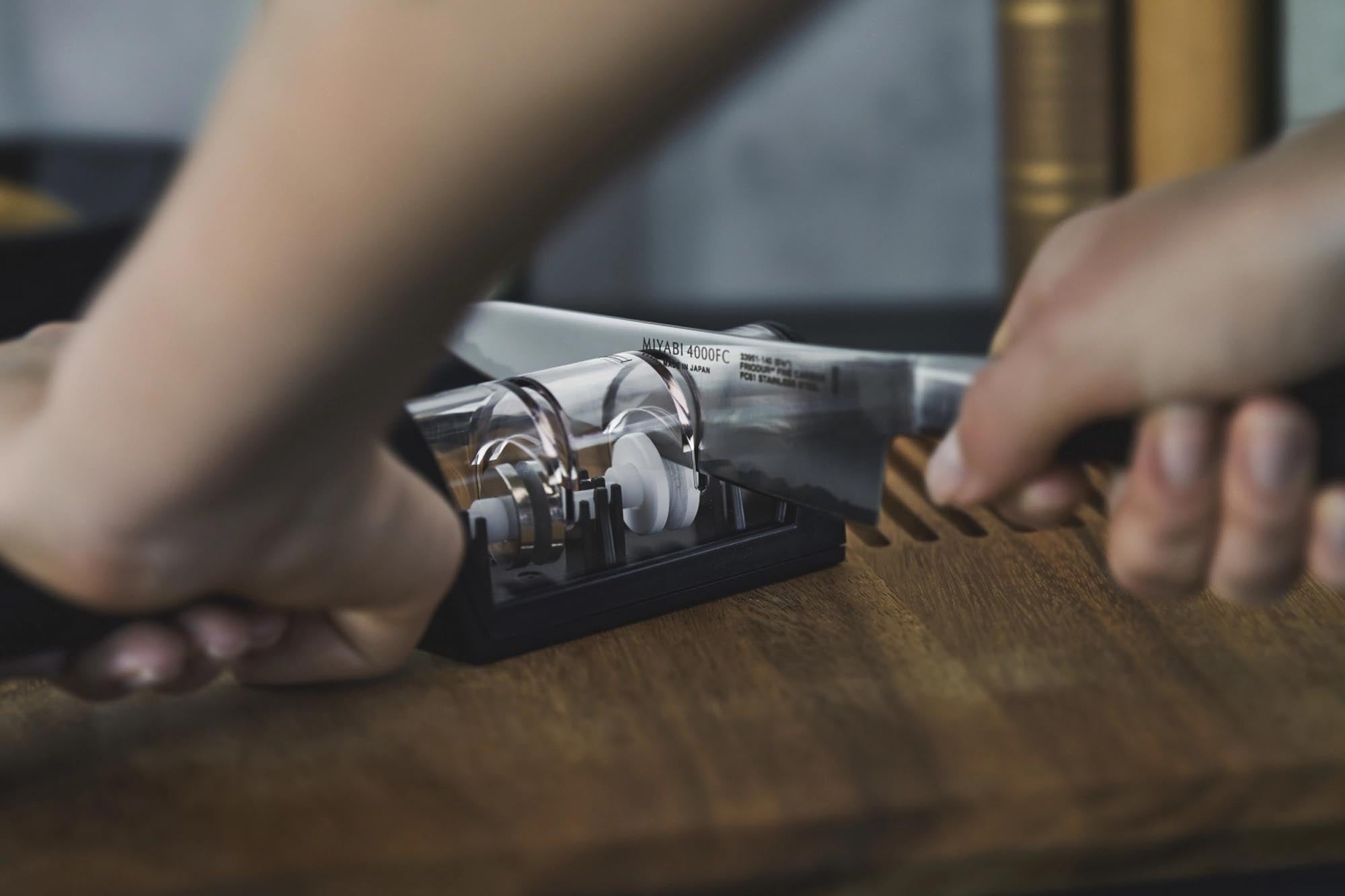 Miyabi Messerschärfer: Präzise Schärfe mit Diamant- und Keramikrollen.