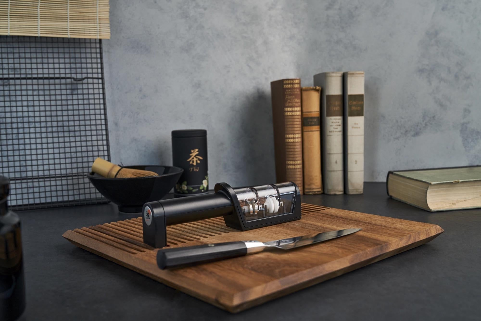 Miyabi Messerschärfer: Optimale Schärfung für Ihre Messer dank innovativer Diamant- und Keramikrollen für langanhaltende Schärfe.