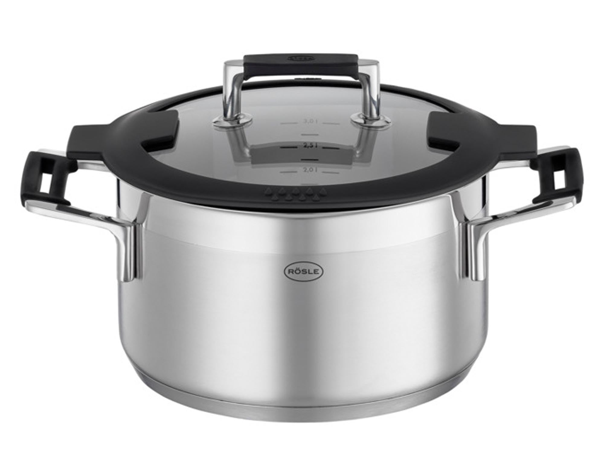 Entdecken Sie den RÖSLE Kochtopf SilencePro ø 20 cm: hochwertiger Edelstahl, gleichmäßige Wärmeverteilung, praktischer Glasdeckel, ergonomisches Design.