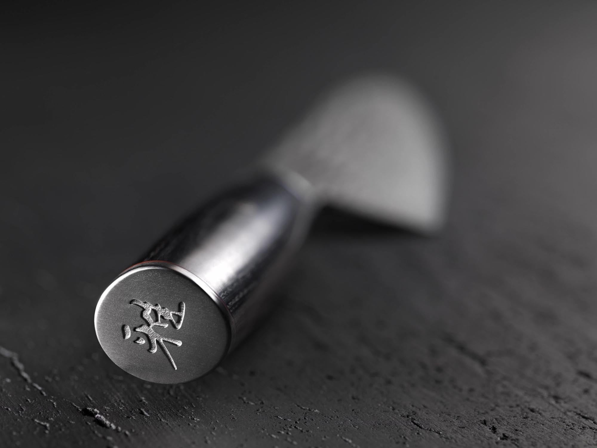 Erleben Sie das MIYABI 5000FCD Gyutoh 200 mm – eine perfekte Kombination aus traditioneller japanischer Handwerkskunst und modernster Technologie für höchste Schneidepräzision.