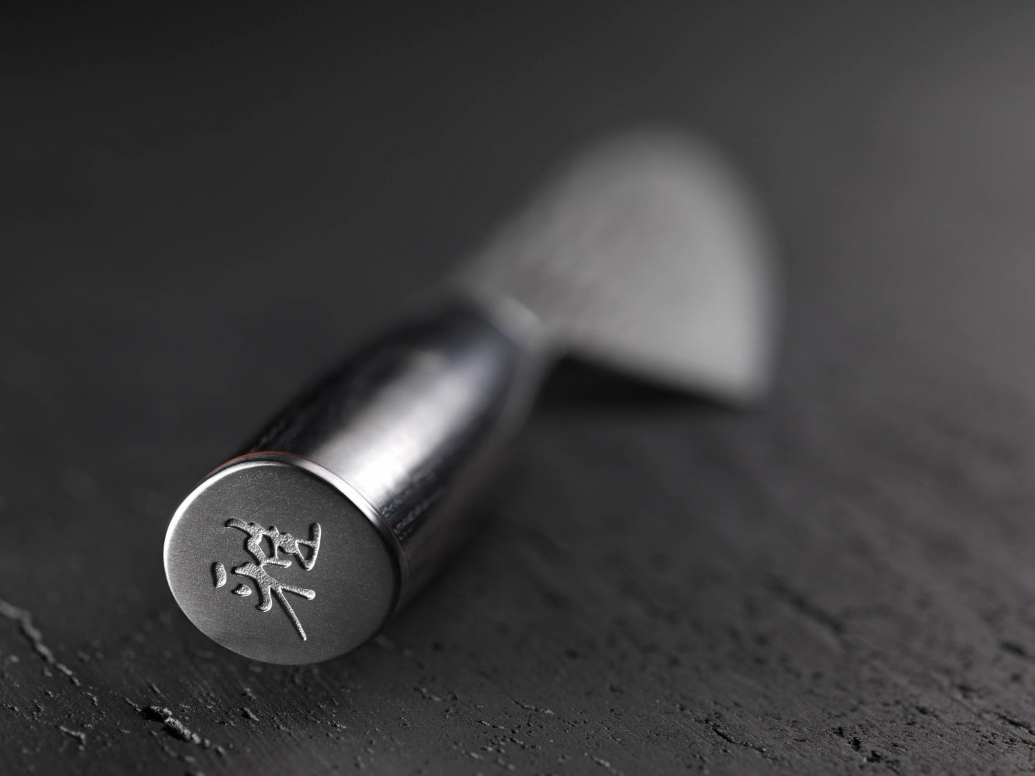 Elegantes MIYABI 5000FCD Gyutoh-Messer mit 200 mm Klinge, aus feinstem Damaststahl für präzise Schnitte und außergewöhnliche Haltbarkeit.