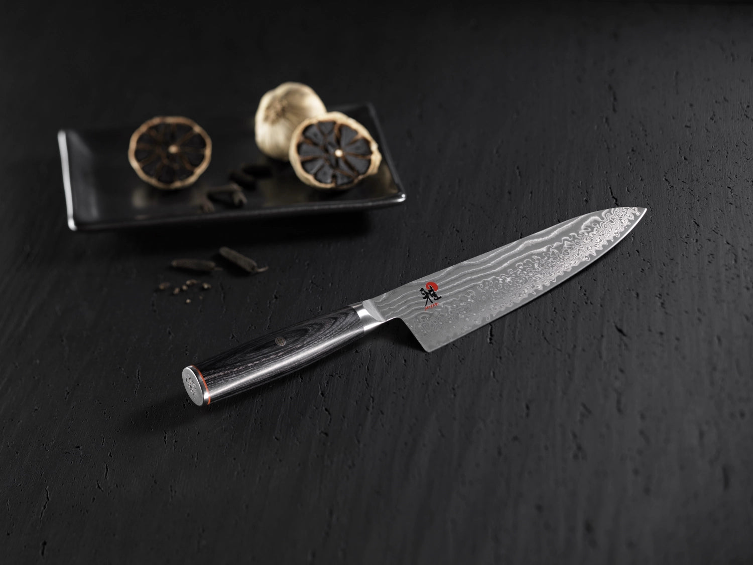 Elegantes MIYABI 5000FCD Gyutoh-Messer mit 200 mm Klinge, aus hochwertigem Damaststahl, ideal für präzises Schneiden in der Küche.
