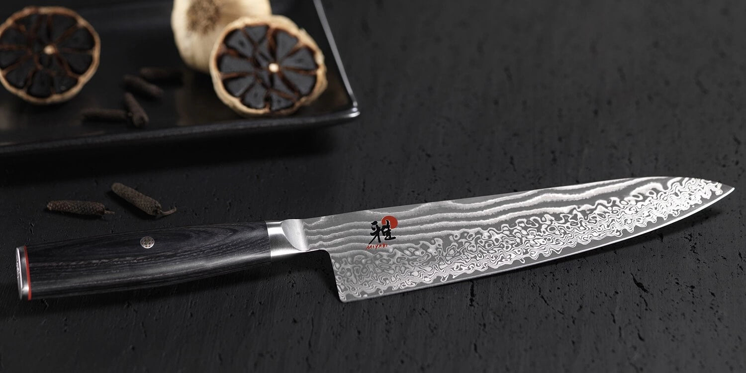 Elegantes MIYABI 5000FCD Santoku-Messer, 180 mm, mit feinem Damastdesign, ideal für präzises Schneiden und vielseitige Kochtechniken.