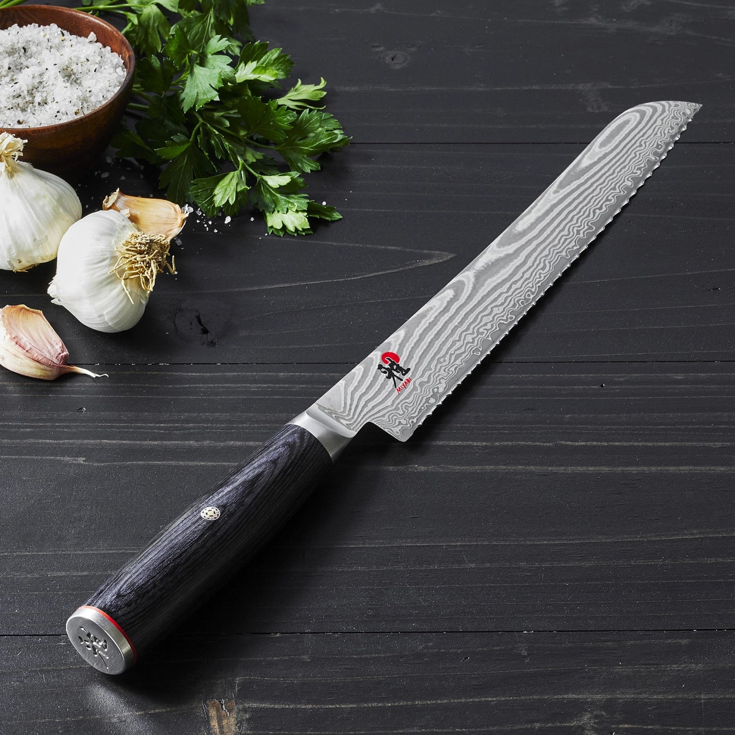 Hochwertiges MIYABI 5000FCD Brotmesser mit 240 mm Klinge, ideal für saubere und mühelose Schnitte durch verschiedene Brotsorten.