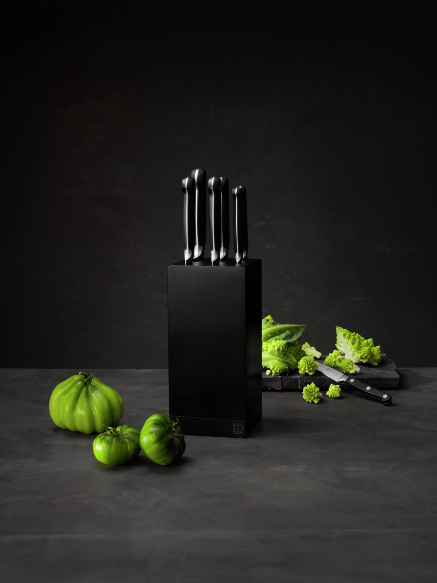 Eleganter, leerer Messerblock aus schwarzem Aluminium von Zwilling Kitchen, ideal für die sichere und stilvolle Aufbewahrung Ihrer Küchenmesser.