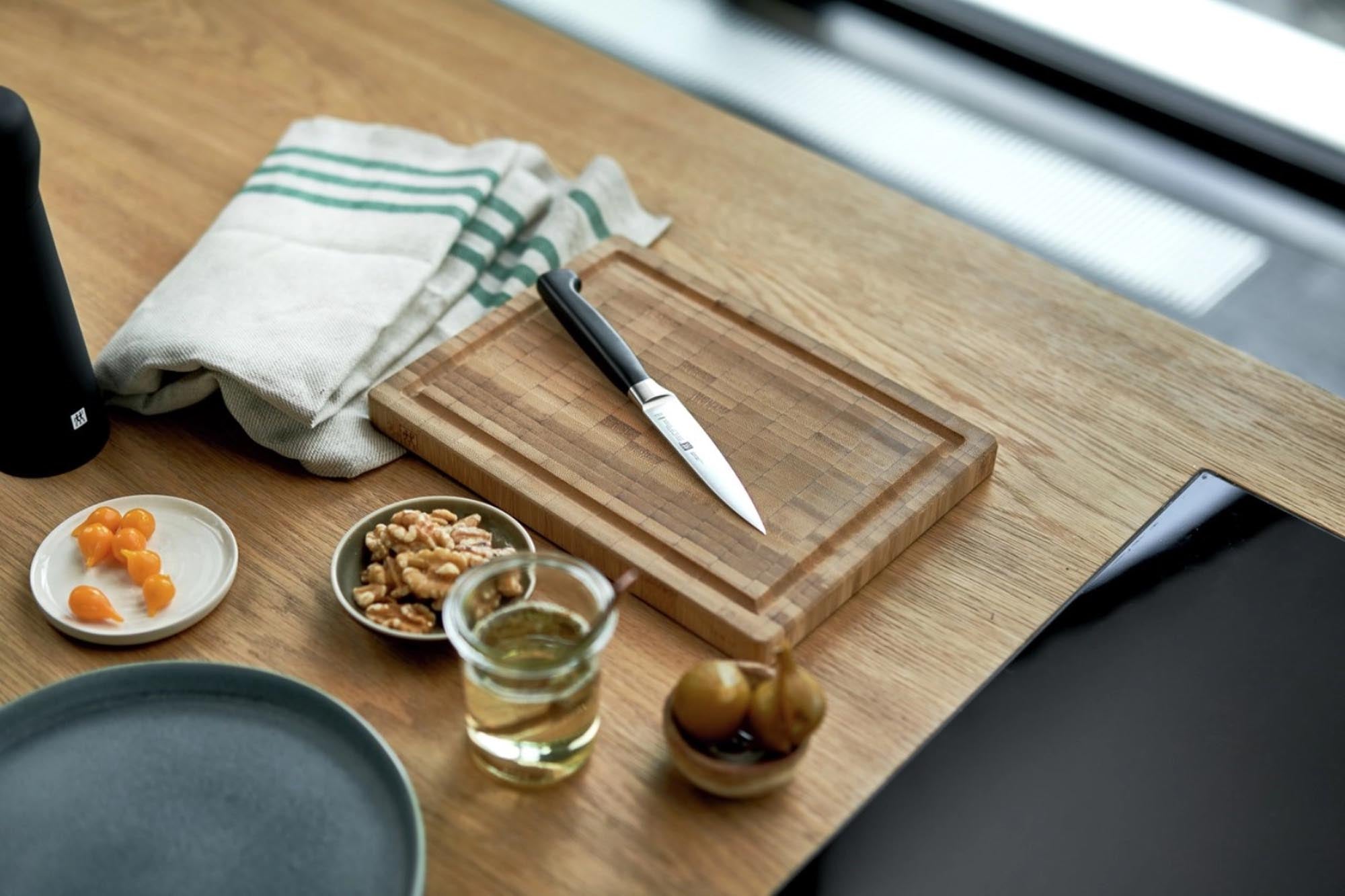 Entdecken Sie das 2-tlg. Four Star Messerset von Zwilling Kitchen – ideal für präzises Schneiden von Obst, Gemüse, Fleisch und mehr.