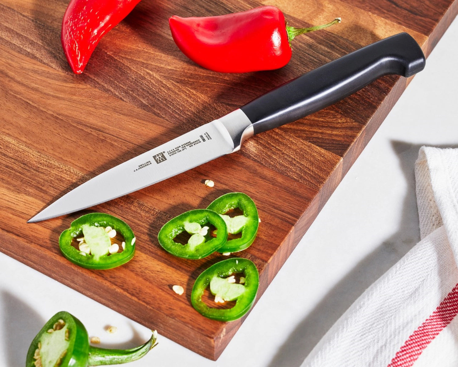 Zwei-teiliges Four Star Messerset von Zwilling Kitchen, bestehend aus einem Spick- und einem Kochmesser, ideal für präzises Schneiden in der Küche.