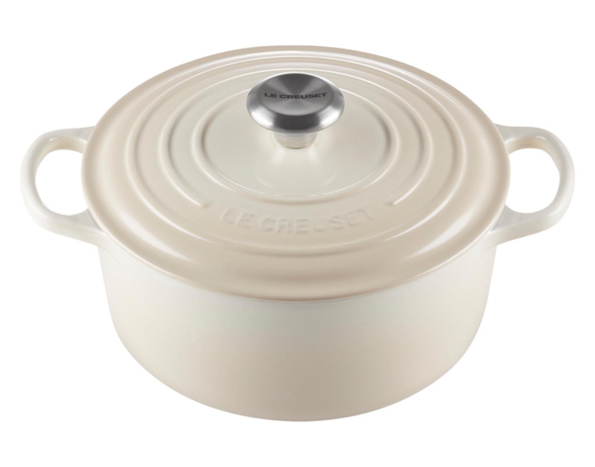 Entdecken Sie den LE CREUSET Bräter Signature rund 24 cm in Meringue. Ideal für Schmorgerichte, Braten und Eintöpfe. Hochwertiges Gusseisen, perfekte Wärmeverteilung, ergonomische Griffe und leicht zu reinigen.