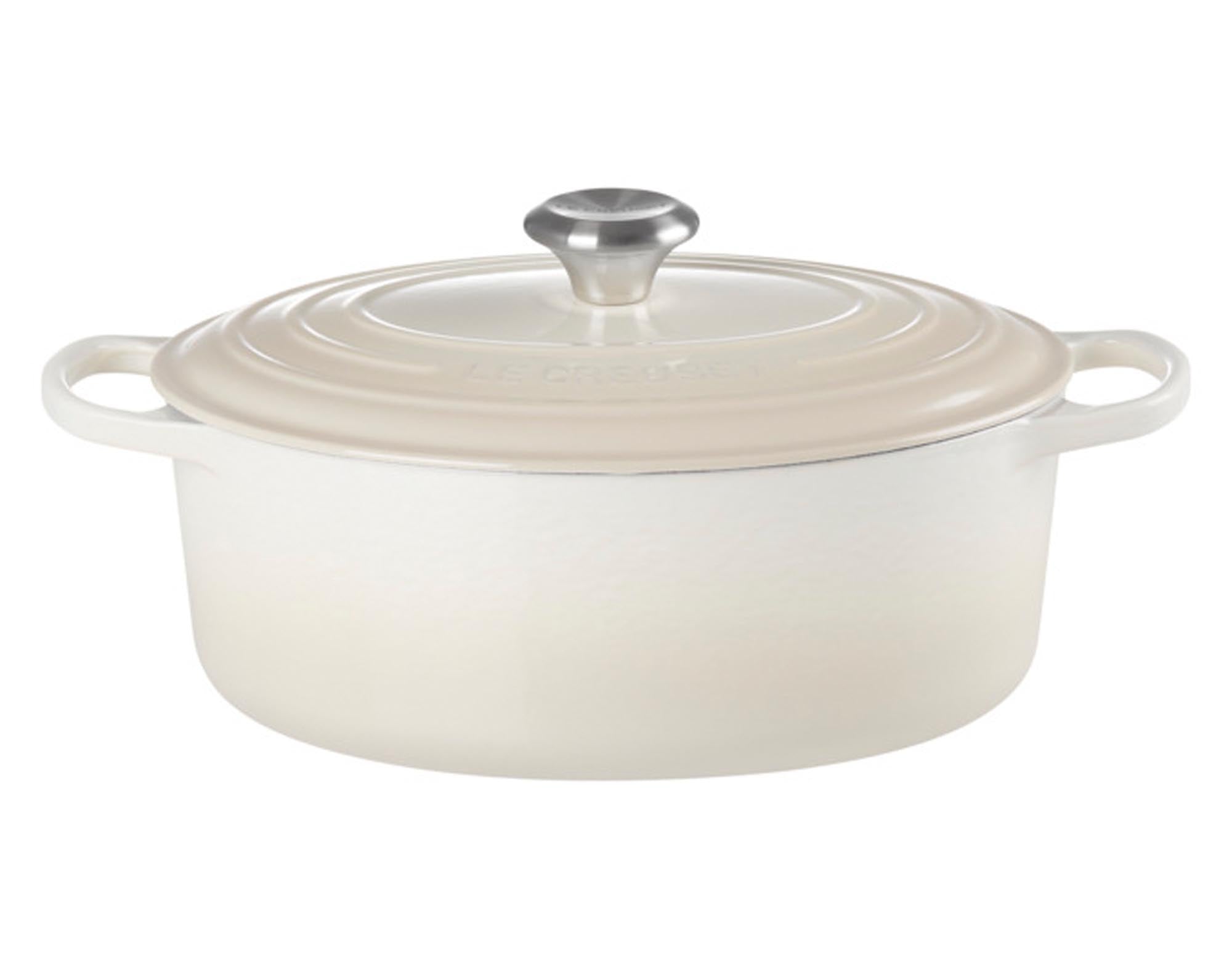 Entdecken Sie den LE CREUSET Bräter Signature oval 29 cm in Meringue. Ideal für Braten, Schmorgerichte und Aufläufe. Hochwertiges Gusseisen, perfekte Wärmeverteilung, für alle Herdarten geeignet.